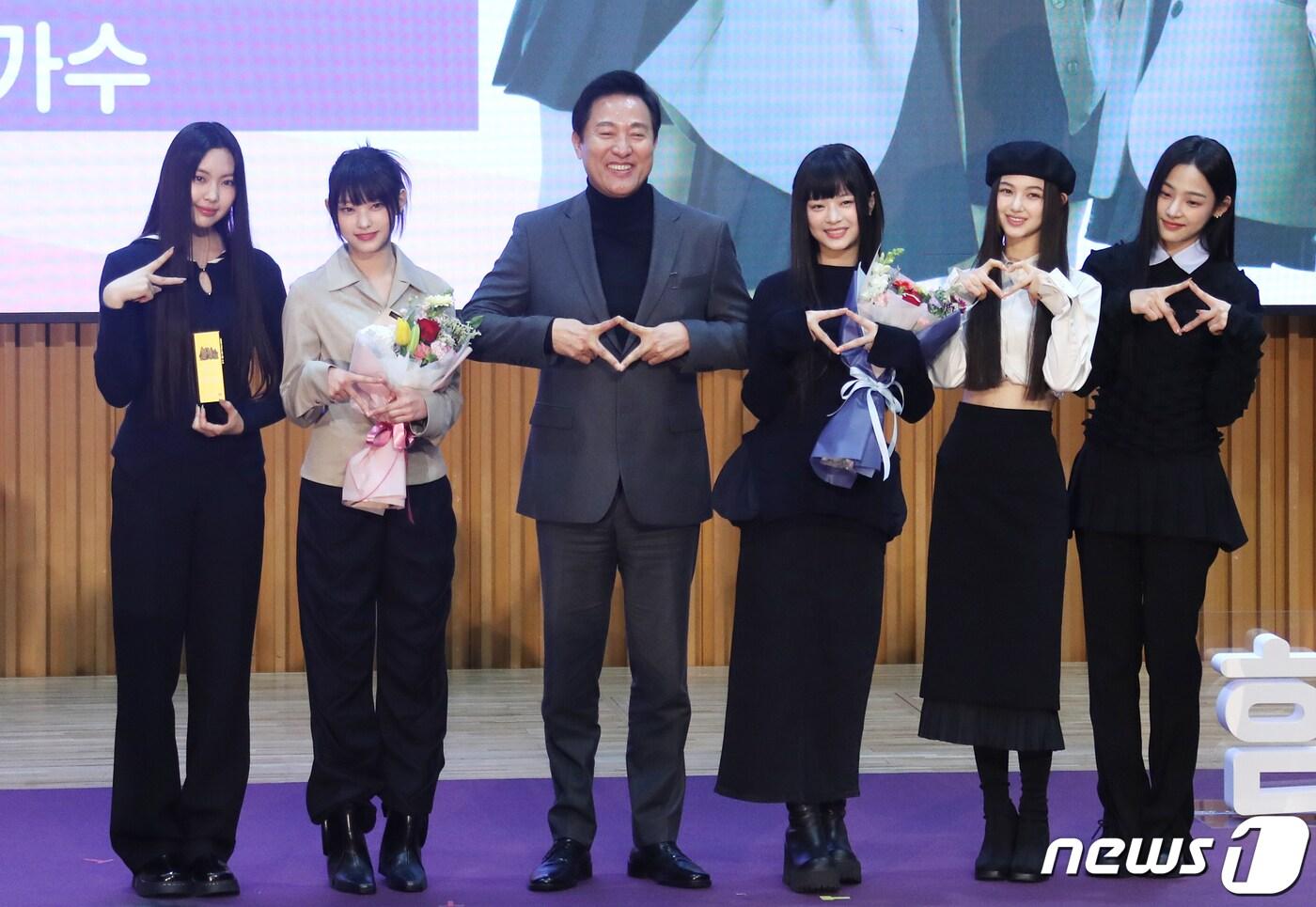 본문 이미지 - 뉴진스 혜인, 해린, 하니, 다니엘, 민지가 서울특별시청에서 열린 ‘서울홍보대사 감사패 수여 및 위촉식’에서 홍보대사로 위촉된 뒤 오세훈 서울시장(왼쪽 세 번째)과 함께 포즈를 취하고 있다. (뉴스1 DB, 기사와 관련 없음) ⓒ News1 권현진 기자