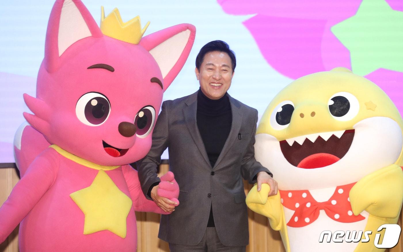 본문 이미지 - 오세훈 서울시장이 16일 오전 서울특별시청에서 열린 ‘서울홍보대사 감사패 수여 및 위촉식’에서 핑크퐁, 아기상어와 손을 잡고 포즈를 취하고 있다. 2023.2.16/뉴스1 ⓒ News1 권현진 기자