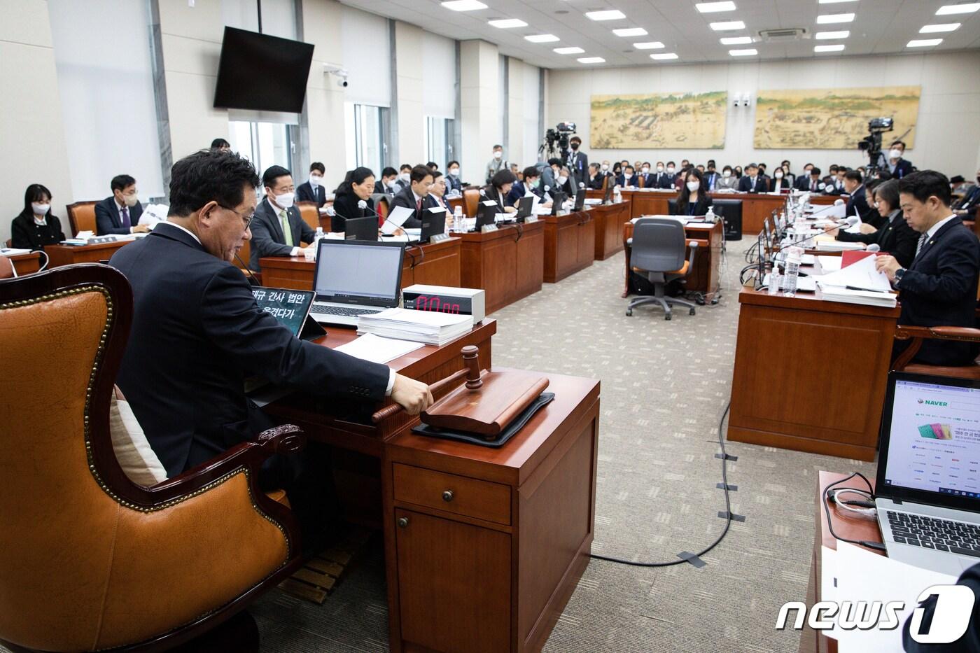 본문 이미지 - 유기홍 국회 교육위원장이 16일 서울 여의도 국회에서 열린 제403회 국회(임시회) 교육위원회 제1차 전체회의에서 의사봉을 두드리고 있다. 2023.2.16/뉴스1 ⓒ News1 유승관 기자