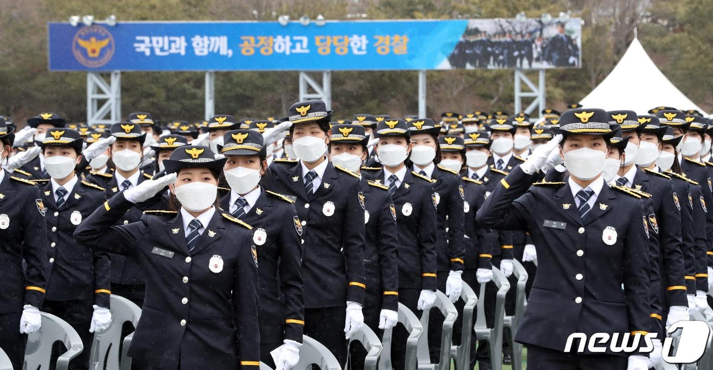 본문 이미지 - 16일 충북 충주시 중앙경찰학교 대운동장에서 열린 중앙경찰학교 311기 졸업식을 마친 신임경찰 졸업생들이 경례를 하고 있다. 2023.2.16/뉴스1 ⓒ News1 김기남 기자
