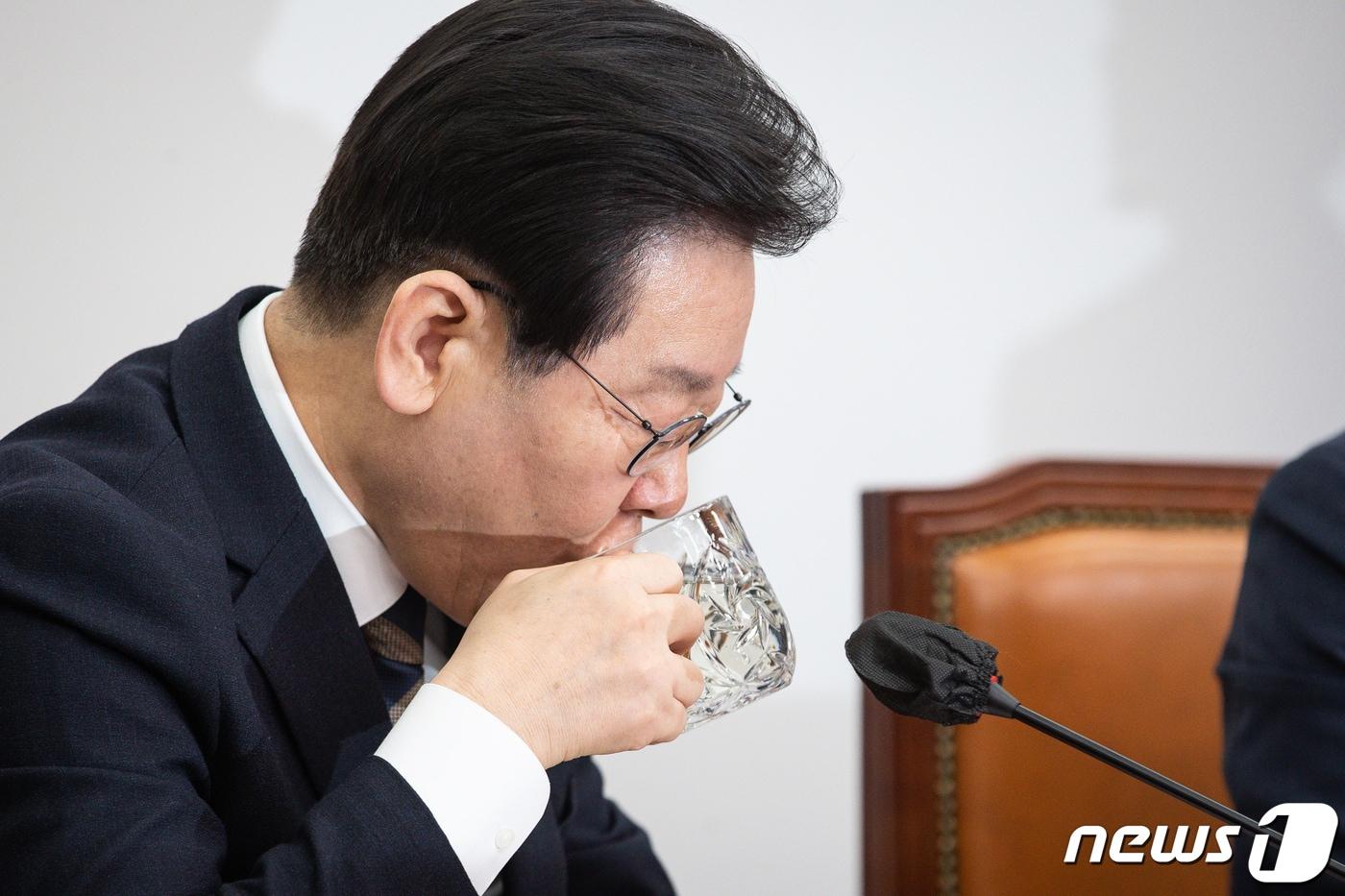 이재명 더불어민주당 대표가 16일 서울 여의도 국회에서 열린 긴급 최고위원회의에서 물을 마시고 있다. 서울중앙지검 반부패수사 1·3부(부장검사 엄희준·강백신)는 이날 이 대표를 특정경제범죄가중처벌등에관한법률(배임) 위반 혐의 등으로 법원에 사전 구속영장을 청구했다고 밝혔다. 검찰이 적용한 배임액 총액은 4895억 원이다. ⓒ News1 유승관 기자