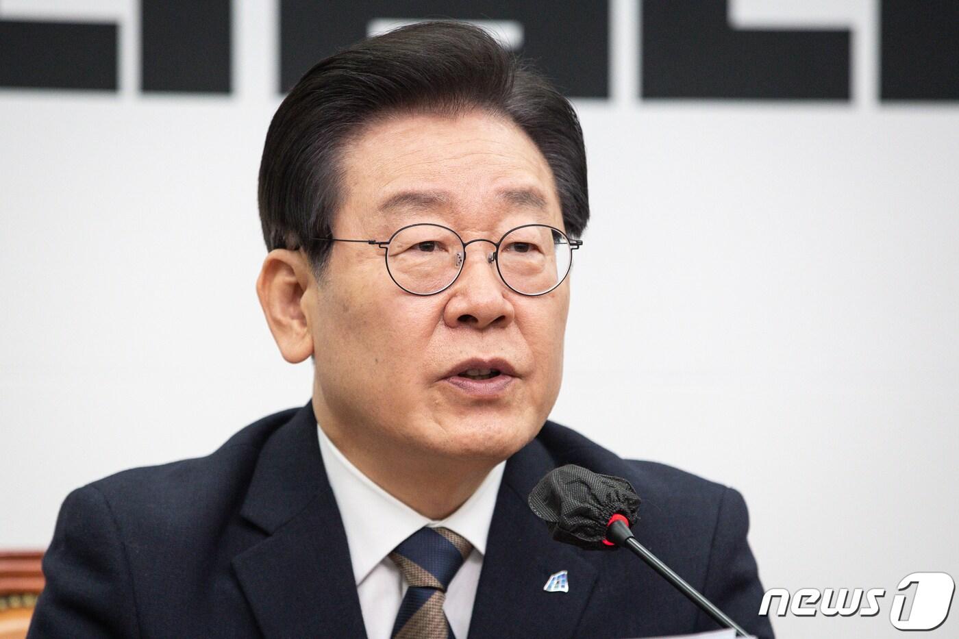 이재명 더불어민주당 대표가 16일 서울 여의도 국회에서 열린 긴급 최고위원회의에서 모두 발언을 하고 있다. 2023.2.16/뉴스1 ⓒ News1 유승관 기자