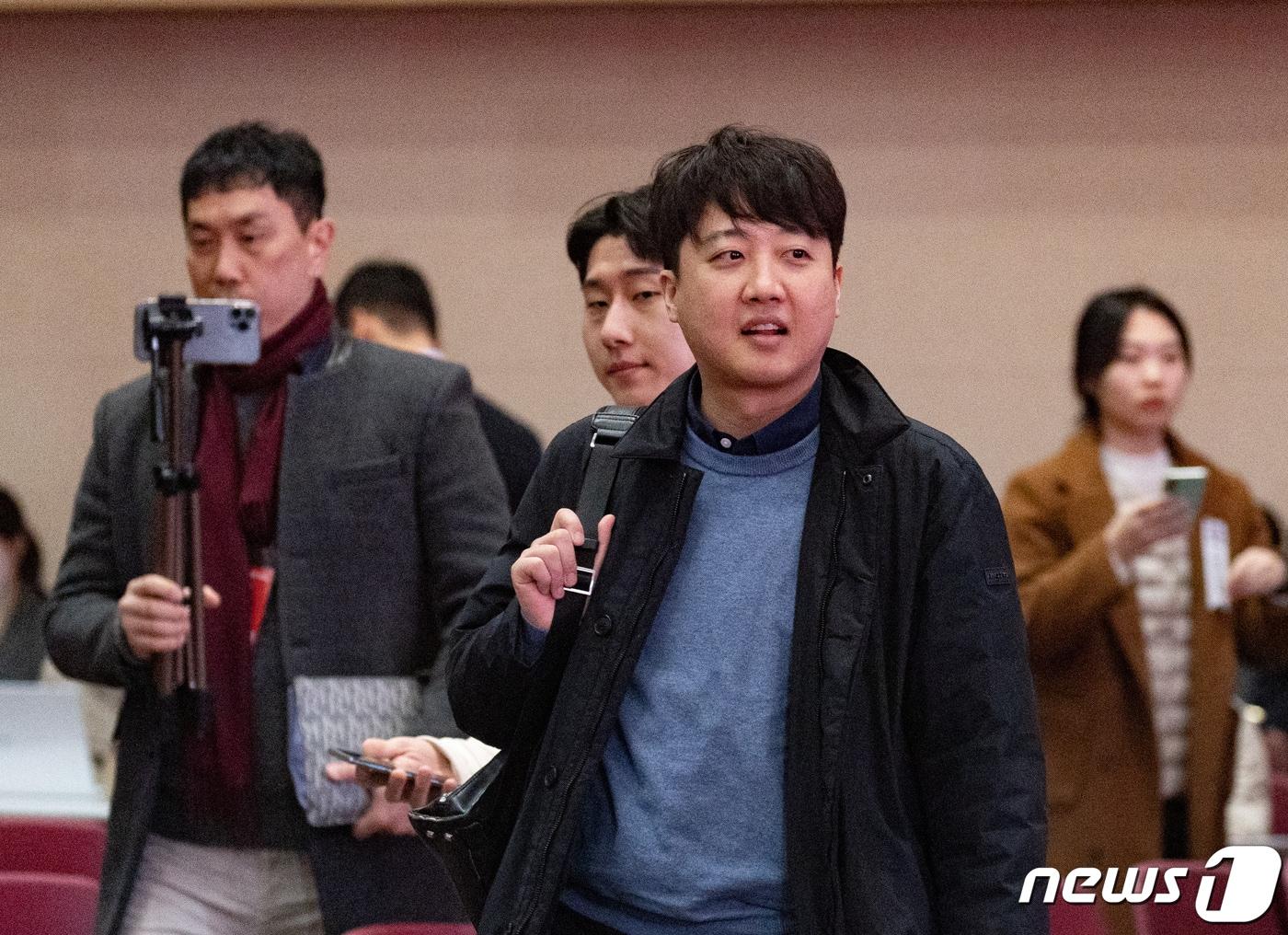 본문 이미지 - 이준석 국민의힘 전 대표가 16일 오후 광주 서구 김대중컨벤션센터에서 열린 국민의힘 제3차 전당대회 광주·전북·전남 합동연설회에 참석하고 있다. 2023.2.16/뉴스1 ⓒ News1 이재명 기자