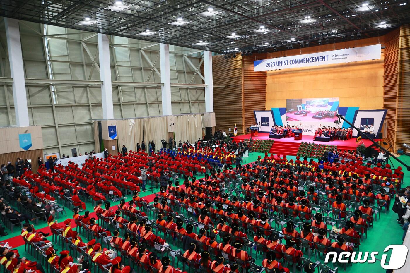 UNIST는 16 오후 울주군 켐퍼스내 실내체육관에서 이현순 UNIST 이사장, 김두겸 울산시장을 비롯해 내외빈 2000여명이 참석한 가운데 ‘2023학년도 학위수여식’을 개최했다.