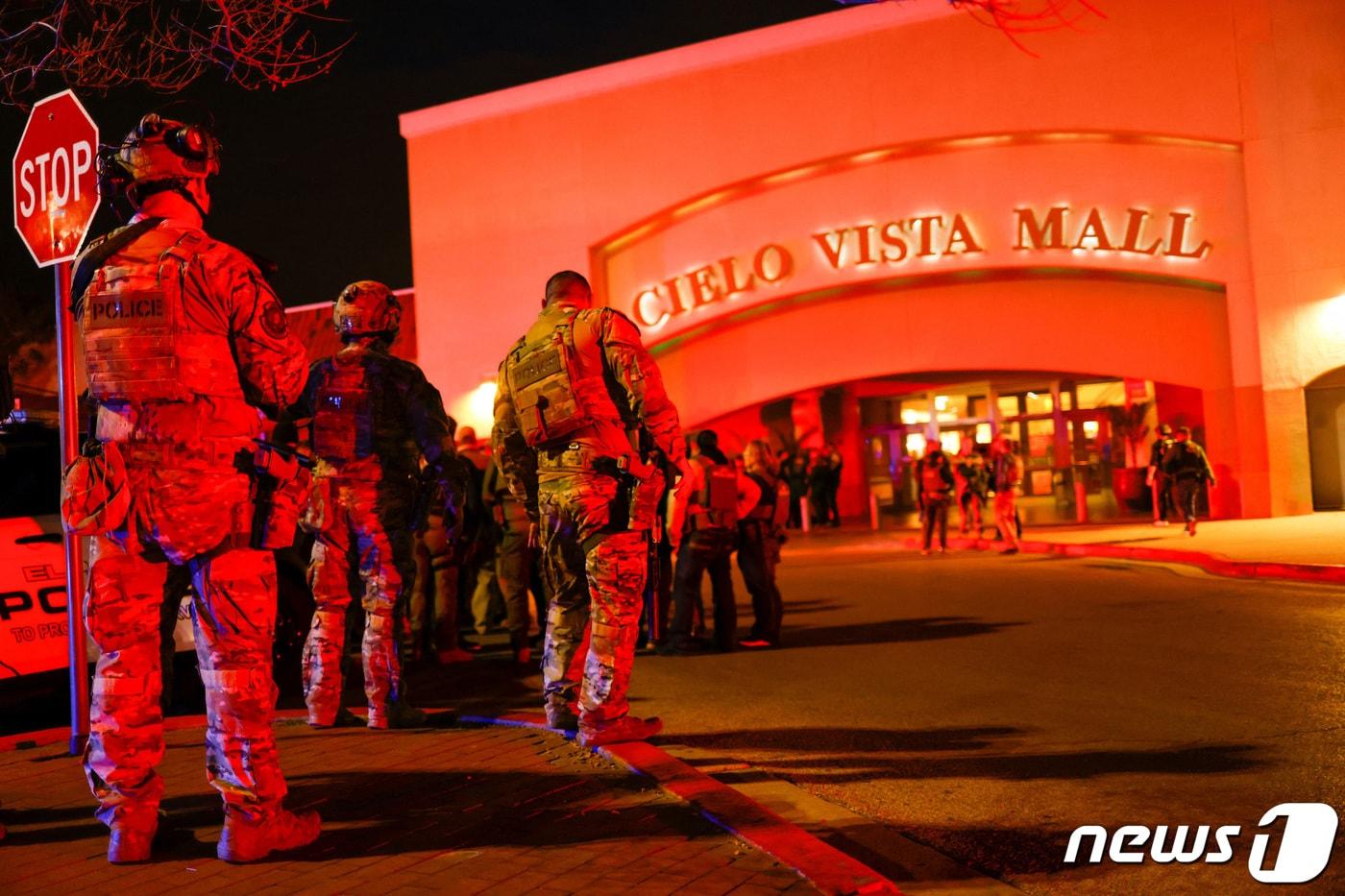 15일(현지시간) 미국 텍사스주 엘패소 시엘로 비스타 쇼핑몰에서 총격 사건이 일어나 수사당국이 현장에 출동했다. 이번 총격 사건으로 1명이 사망하고 3명이 다쳤다. ⓒ 로이터=뉴스1 ⓒ News1 박재하 기자