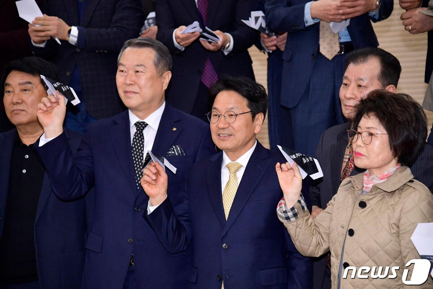 전갑수 광주시체육회장 취임식에 참석한 내빈들이 광주 서구 염주체육관 국민생활관에서 종이비행기 날리기 퍼포먼스를 준비하는 모습&#40;광주시 제공&#41; 2023.2.16/뉴스1 