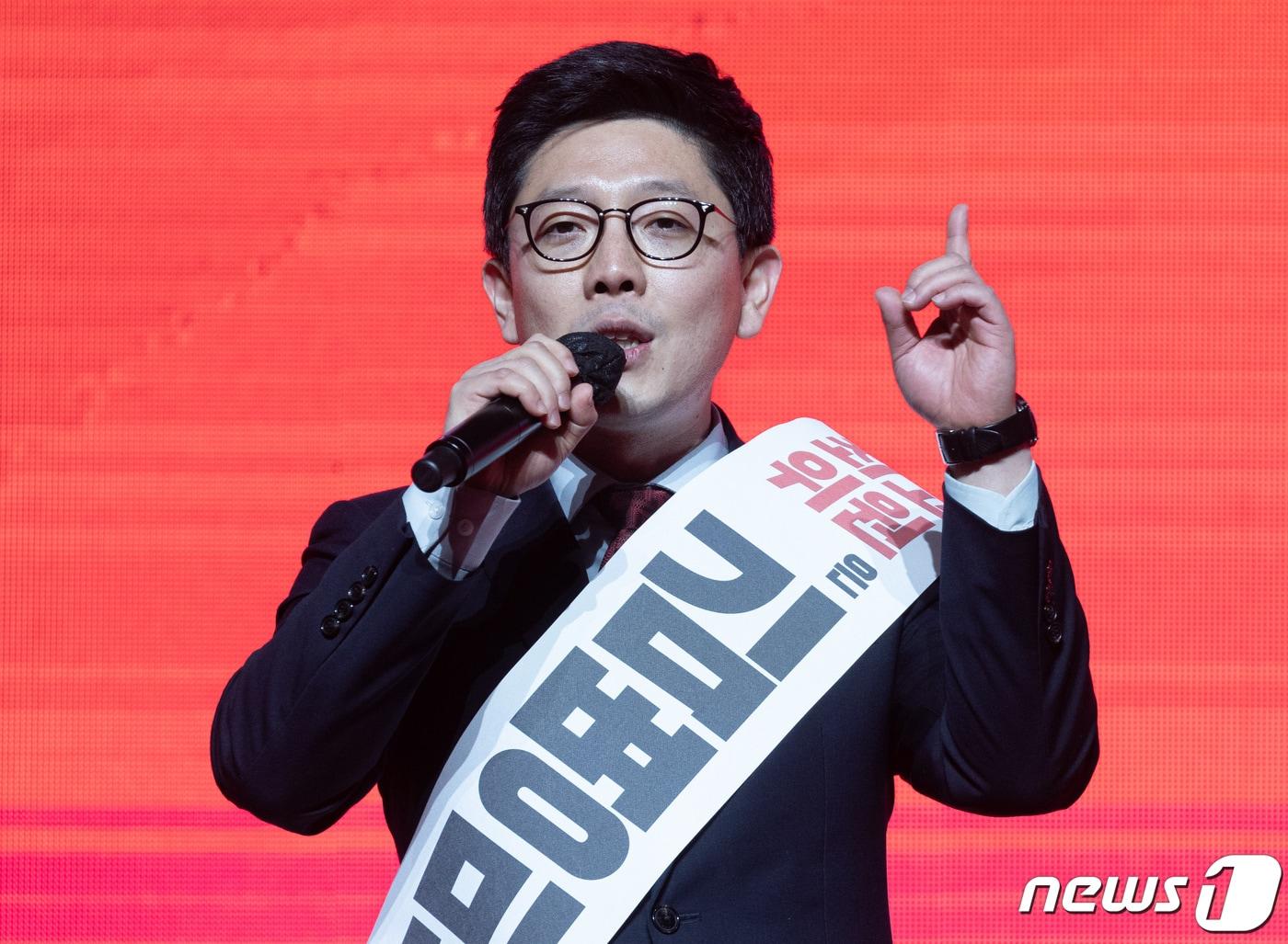 본문 이미지 - 김병민 국민의힘 최고위원 후보가 16일 오후 광주 서구 김대중컨벤션센터에서 열린 국민의힘 제3차 전당대회 광주·전북·전남 합동연설회에서 정견 발표를 하고 있다. 2023.2.16/뉴스1 ⓒ News1 이재명 기자