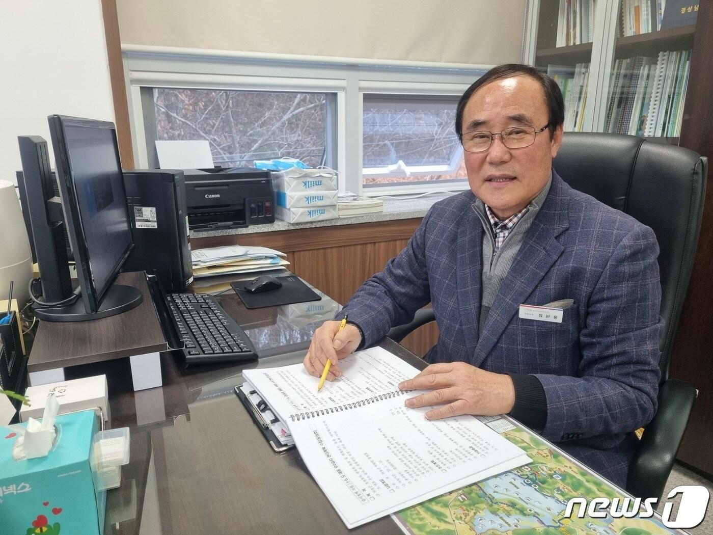 본문 이미지 - 경남람사르환경재단 정판용 대표이사가 창녕에 위치한 재단 사무실에서 업무를 보고 있다.