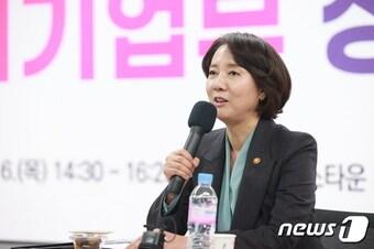 본문 이미지 - 이영 중소벤처기업부 장관이 16일 서울 강남 팁스타운에서 열린 중소 벤처 소상공인 협·단체 정책소통 워크숍에서 모두발언을 하고 있다. &#40;중기부 제공&#41;