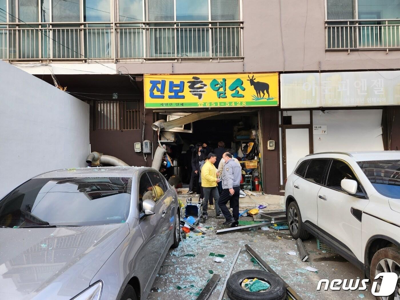 본문 이미지 - 16일 오후 4시18분쯤 광주 남구 봉선동의 한 아파트 상가동 건물에 입점한 건강원에서 약탕기가 터져 3명이 부상을 입었다. (독자 제공) 2023.2.16/뉴스1 ⓒ News1 이수민 기자