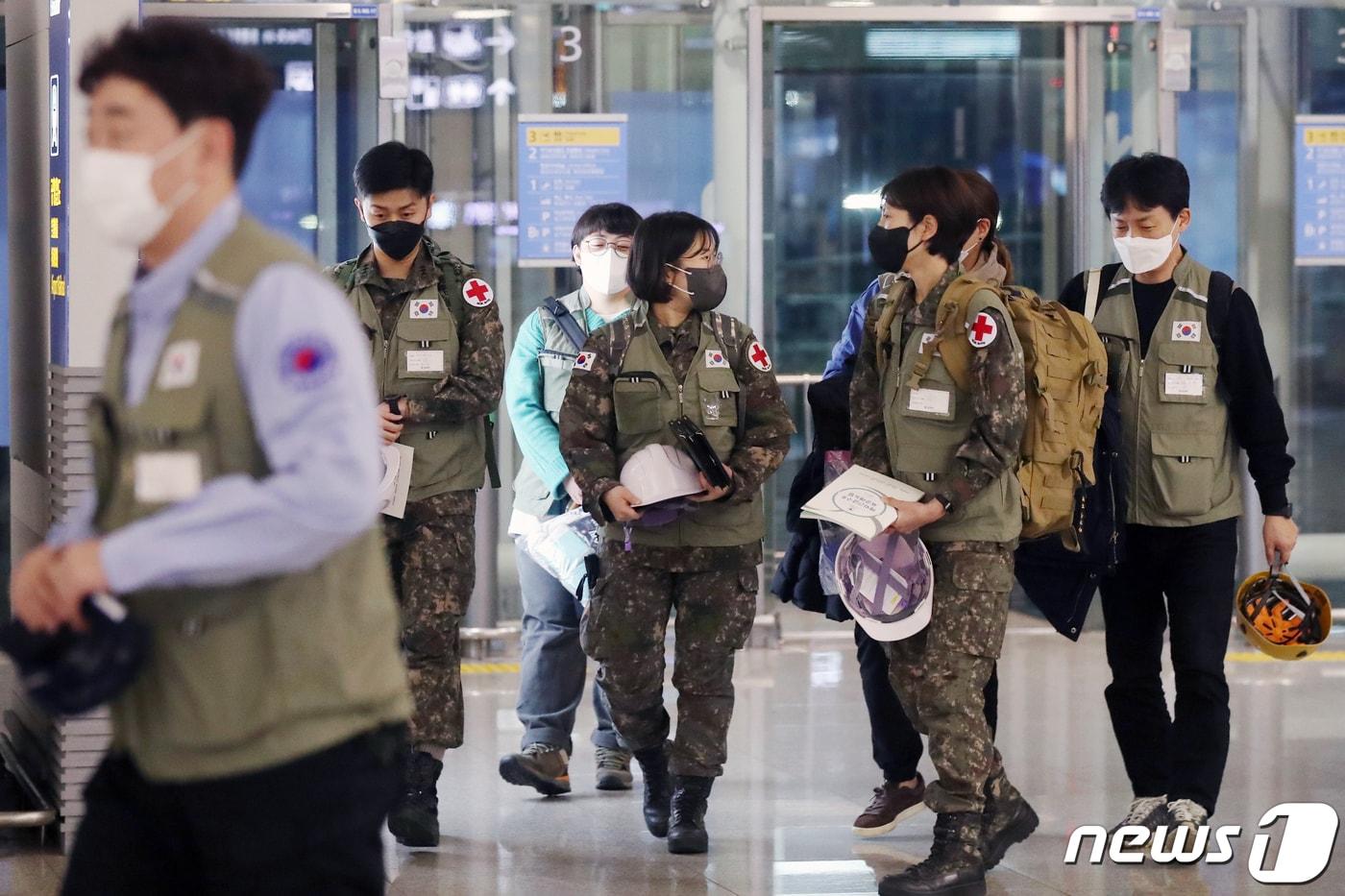 본문 이미지 - 대한민국 긴급구호대(KDRT) 2진 대원들이 16일 오후 인천국제공항을 통해 지진 피해를 입은 튀르키예로 출발하고 있다. 2023.2.16/뉴스1 ⓒ News1 민경석 기자