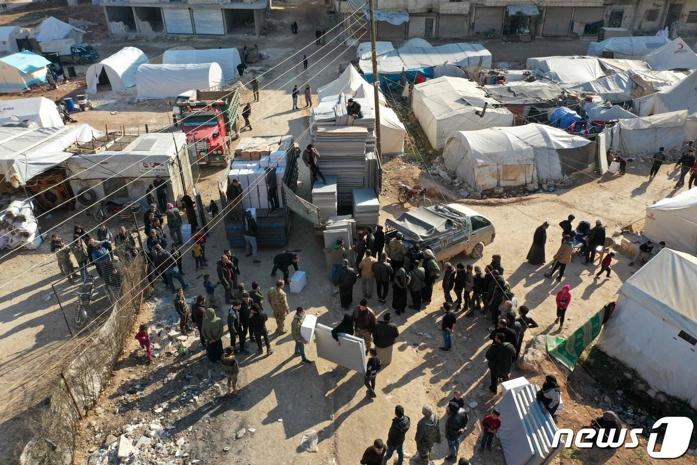 16일 (현지시간) 규모 7.8의 지진이 강타한 시리아 아프린의 이재민 텐트촌에 주민들이 머물고 있는 모습이 보인다. ⓒ AFP=뉴스1 ⓒ News1 우동명 기자