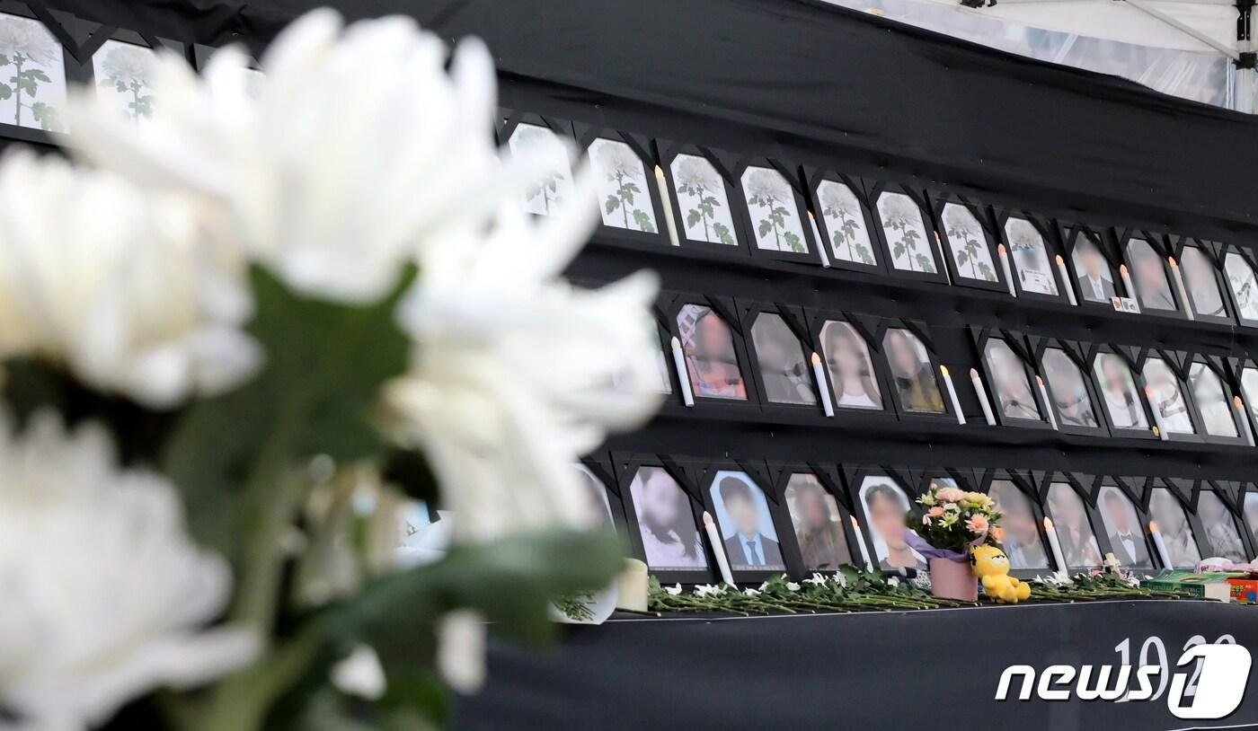 '10·29 이태원 참사' 1주기가 나흘 앞으로 다가온 가운데 참사 당일 대구에서는 인파 밀집도가 가장 높았던 곳이 동성로 클럽골목인 것으로 나타났다. 서울시가 제시한 이태원 참사 서울광장 분향소 자진 철거 시한이 이틀 지난 2월17일 서울광장에 마련된 이태원 참사 분향소에서 유가족이 손에 든 국화 뒤로 희생자들의 영정이 보이고 있다. (사진은 기사 내용과 무관함) 2023.2.17/뉴스1 ⓒ News1 자료 사진