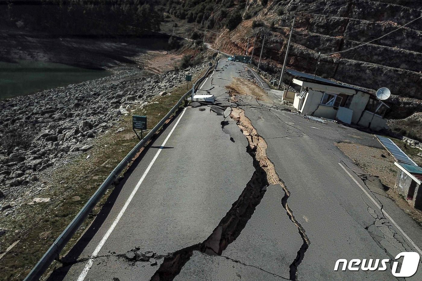 16일 (현지시간) 규모 7.8의 지진이 강타한 튀르키예 카라만마라슈에서 도로가 쩍 갈라진 모습이 보인다. ⓒ AFP=뉴스1 ⓒ News1 우동명 기자
