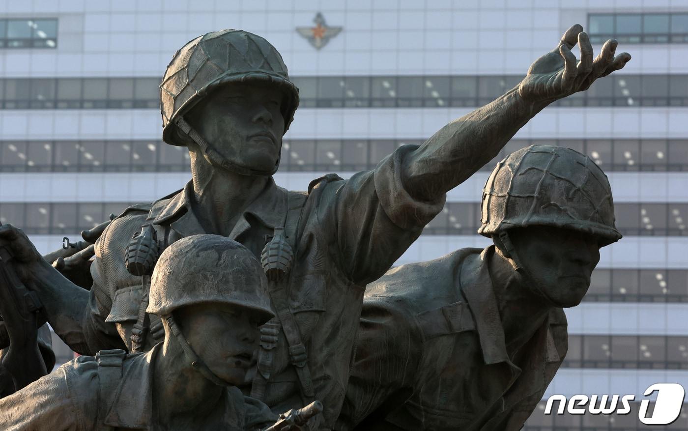 본문 이미지 - 17일 서울 용산구 전쟁기념관에서 바라본 국방부 구 청사의 모습. ⓒ 뉴스1 김진환 기자