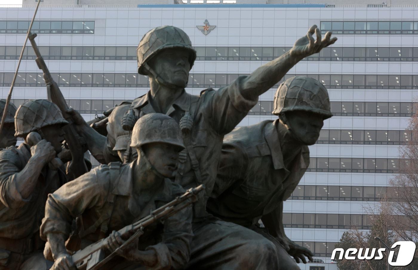  17일 서울 용산구 전쟁기념관 앞에 설치된 조형물. 2023.2.17/뉴스1 ⓒ News1 김진환 기자