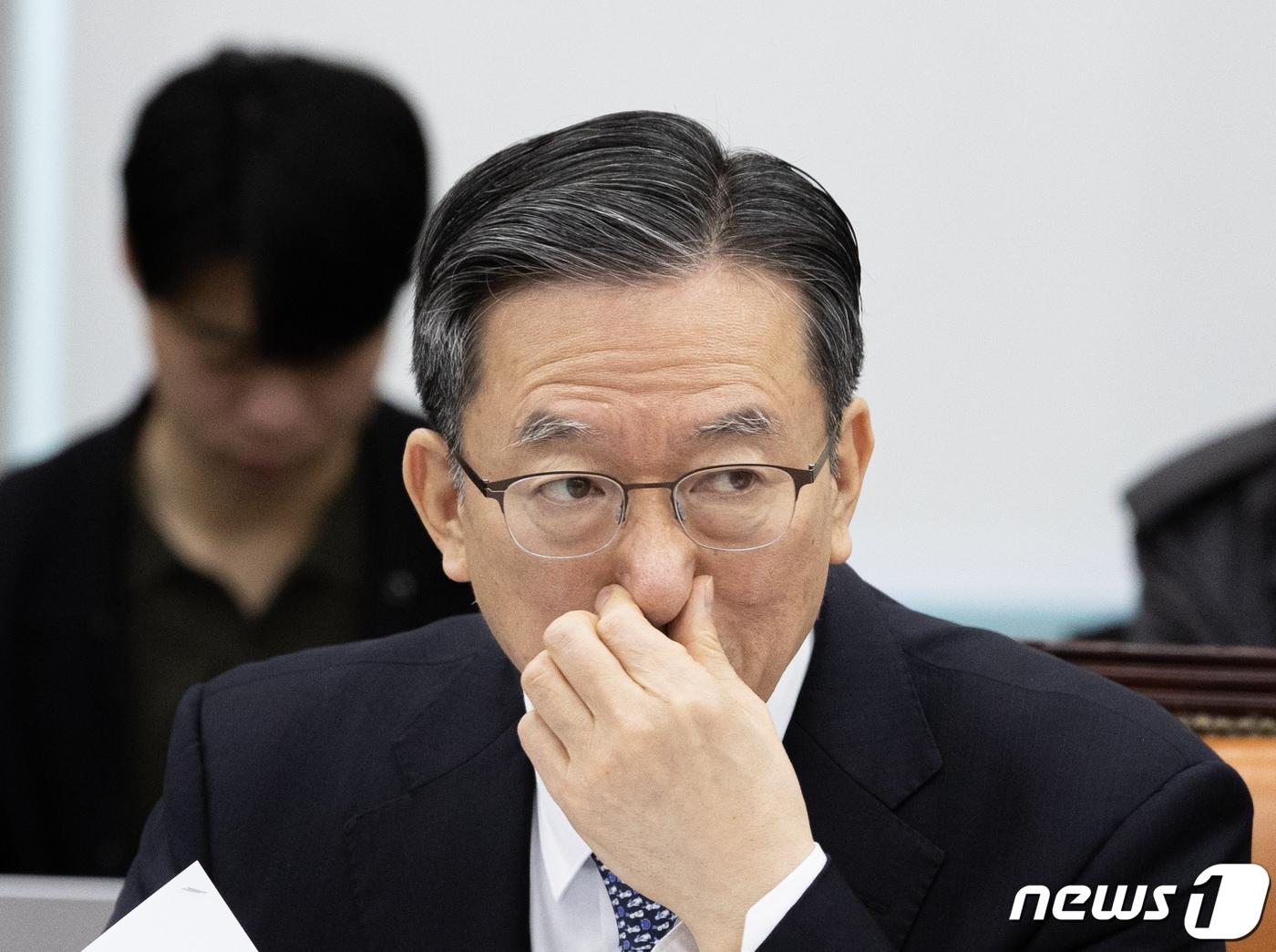 본문 이미지 - 정성호 더불어민주당 의원이 17일 오전 서울 여의도 국회에서 열린 국방위원회 전체회의에서 잠시 생각에 잠겨 있다. 2023.2.17/뉴스1 ⓒ News1 이재명 기자