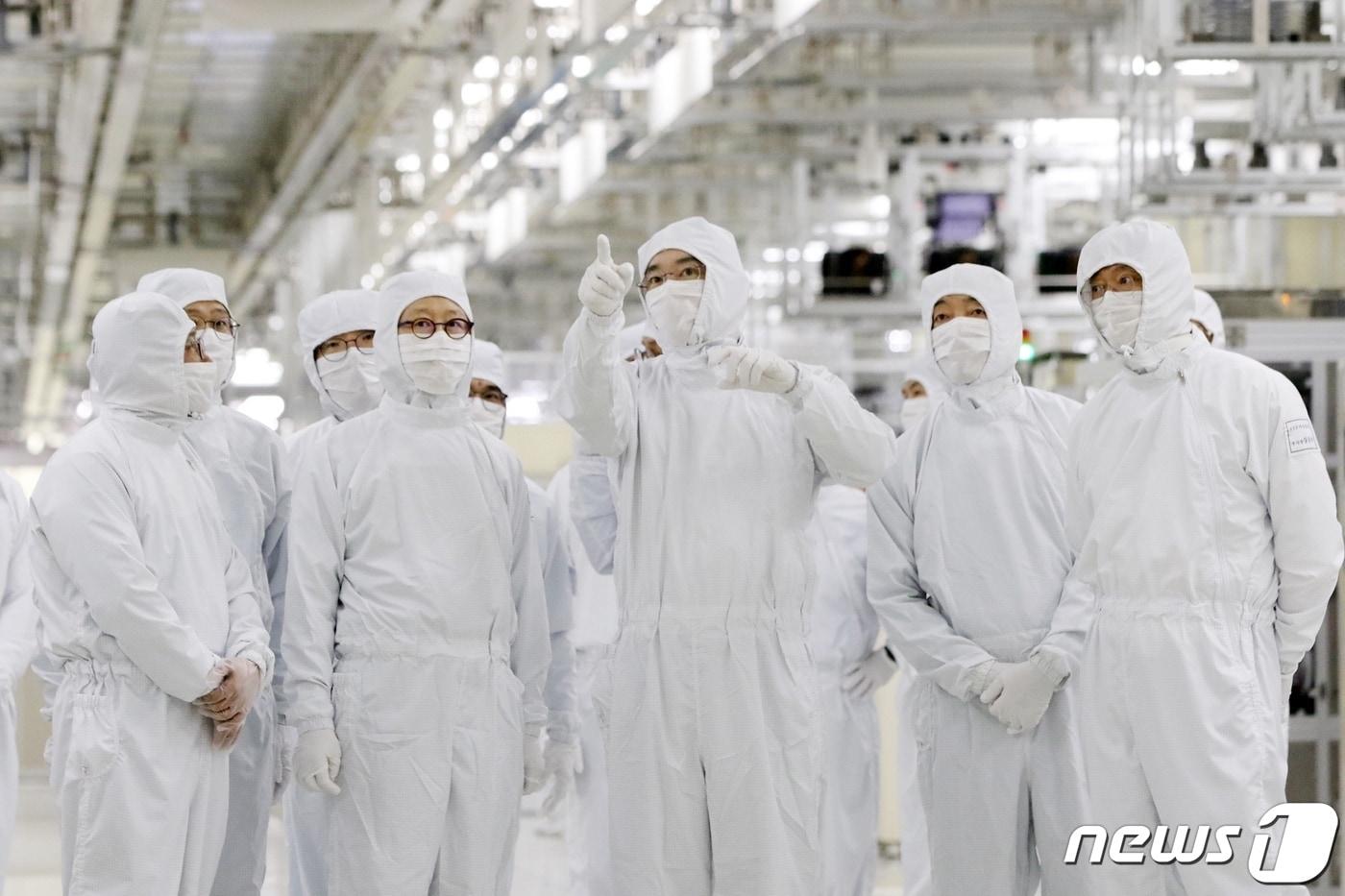 이재용 삼성전자 회장이 지난 17일 충남 삼성전자 천안캠퍼스를 찾아 반도체 패키지 라인을 둘러보고 사업전략을 점검하고 있다. (삼성전자 제공) 2023.2.17/뉴스1