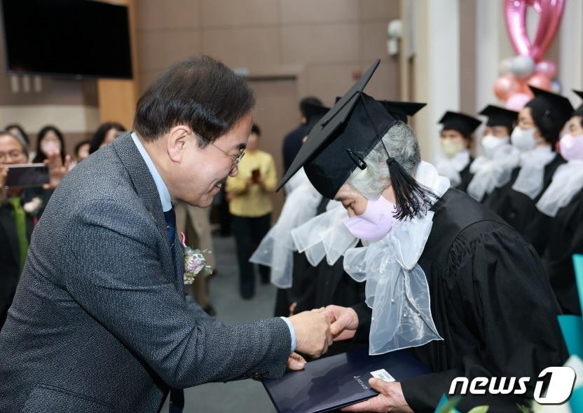 본문 이미지 - ‘2022학년도 문해교육 프로그램 학력 인정서 수여식’이 17일 전북교육청 2층 강당에서 개최됐다. 이날 수여식에서는 초등·중학 3단계 이수자 126명이 학력인정서를 받았다.(전북교육청 제공) 2023.2.17/뉴스1