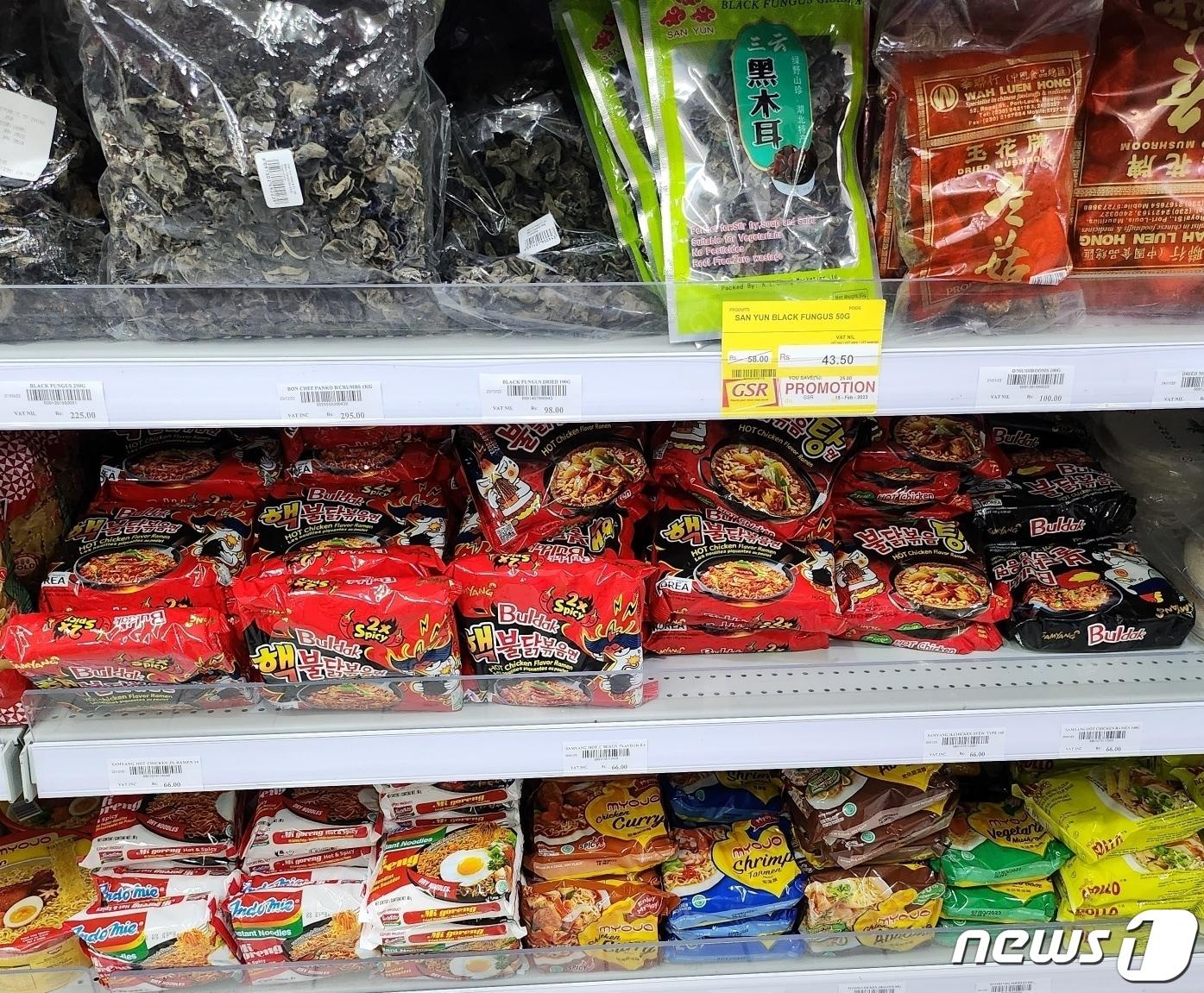 본문 이미지 - 아프리카 섬나라 모리셔스 르몽 지역 한 마트에서 판매 중인 '불닭볶음면'. 2023.2.4/뉴스1 ⓒ News1 이상학 기자
