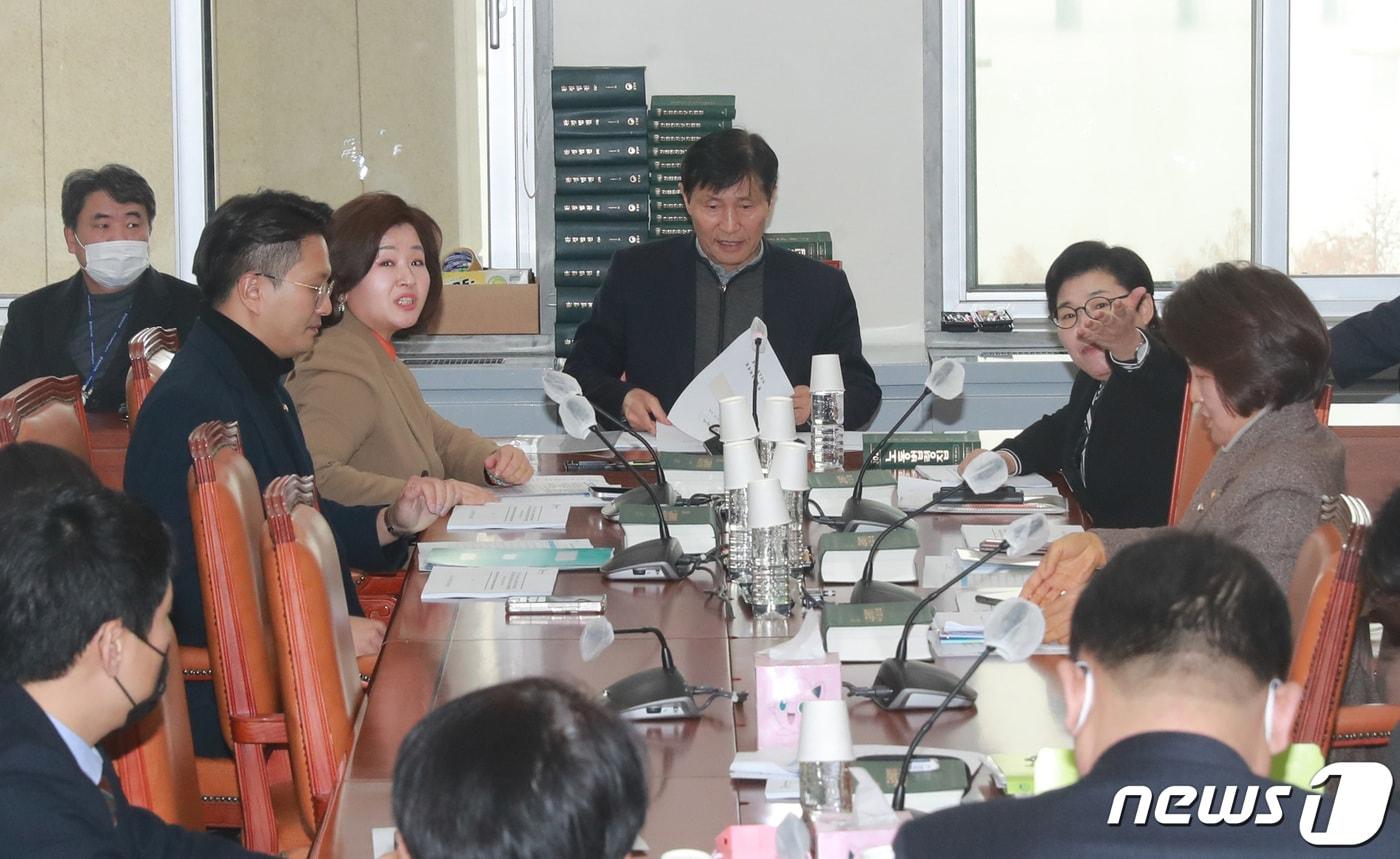본문 이미지 - 이학영 환경노동위원회 안건조정위원장이 17일 오후 서울 여의도 국회에서 환경노동위원회 안건조정위원회를 주재하고 있다. (공동취재) 2023.2.17/뉴스1 ⓒ News1 허경 기자