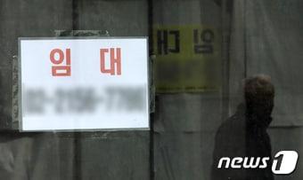 본문 이미지 - 서울 중구 명동거리의 한 상가에 임대 안내문이 게시돼 있다. ⓒ News1 이승배 기자