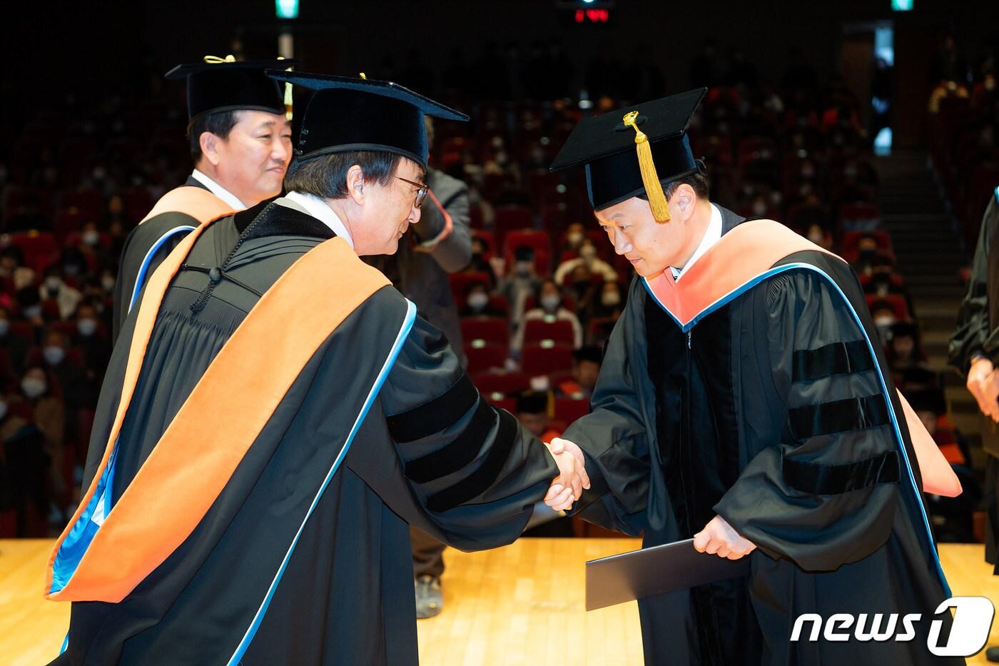 17일 열린 금오공대 학위수여식에서 곽호상 총장이 졸업생에게 학위를 수여하고 있다. 2023.2. 17/뉴스1