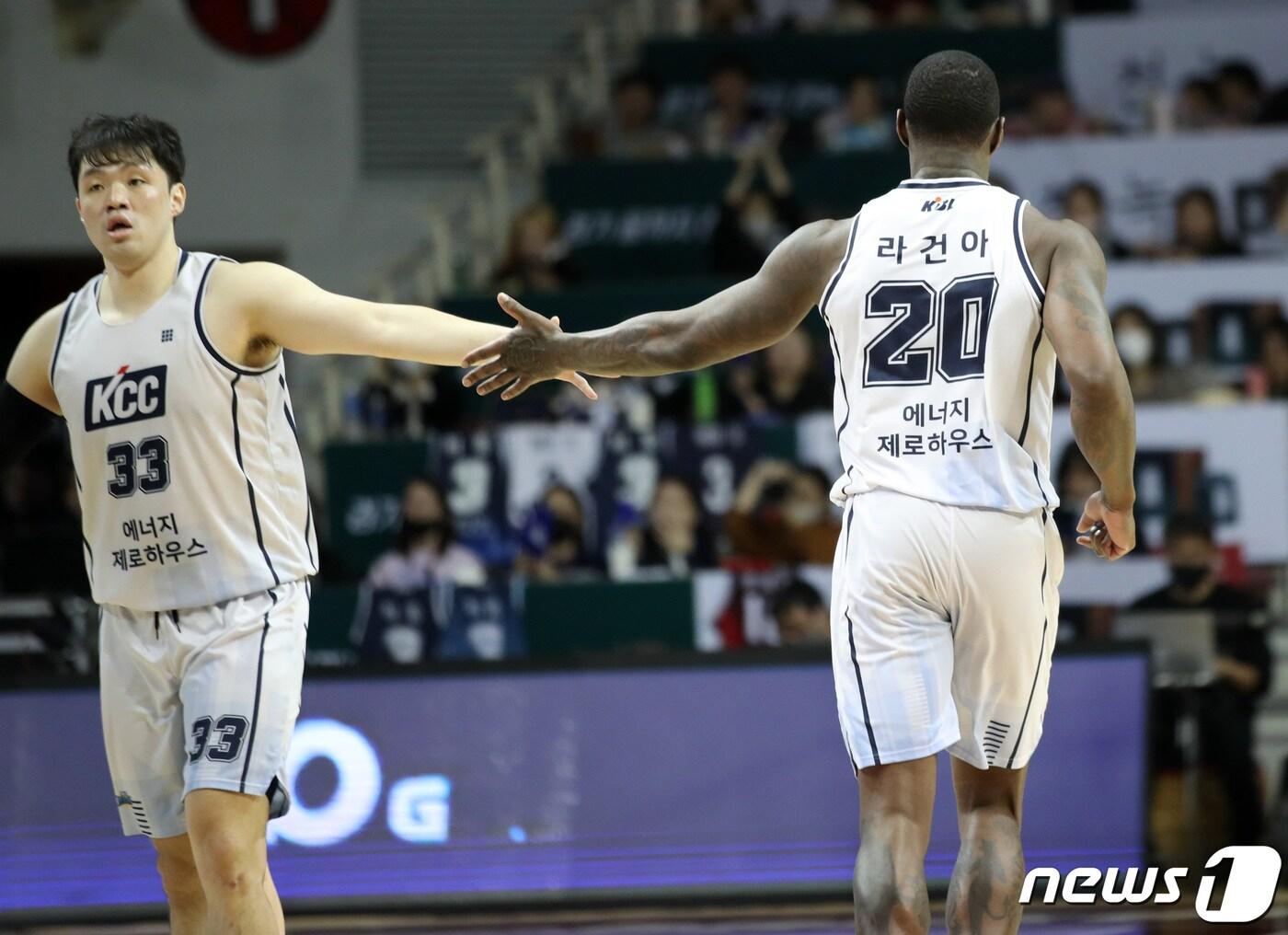 본문 이미지 - 17일 오후 경기 안양실내체육관에서 열린 'SKT 에이닷 프로농구 2022-2023 KBL' 안양 KGC와 전주 KCC의 경기에서 KCC 라건아가 골을 성공시킨 뒤 이승현과 하이파이브 하고 있다. 2023.2.17/뉴스1 ⓒ News1 구윤성 기자
