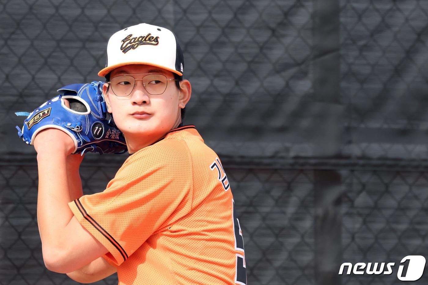 한화 이글스 김서현이 18일(현지시간) 미국 애리조나주 메사 벨뱅크파크에서 열린 '2023 한화 스프링캠프'에서 투구 훈련을 하고 있다. 2023.2.19/뉴스1 ⓒ News1 황기선 기자