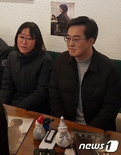 본문 이미지 - 18일 오후 김동연 경기도지사(오른쪽)가 영화 ‘다음 소희’를 관람한 후 정주리 감독(왼쪽), 특성화고 학생 등과 정담회를 가졌다./송용환 기자