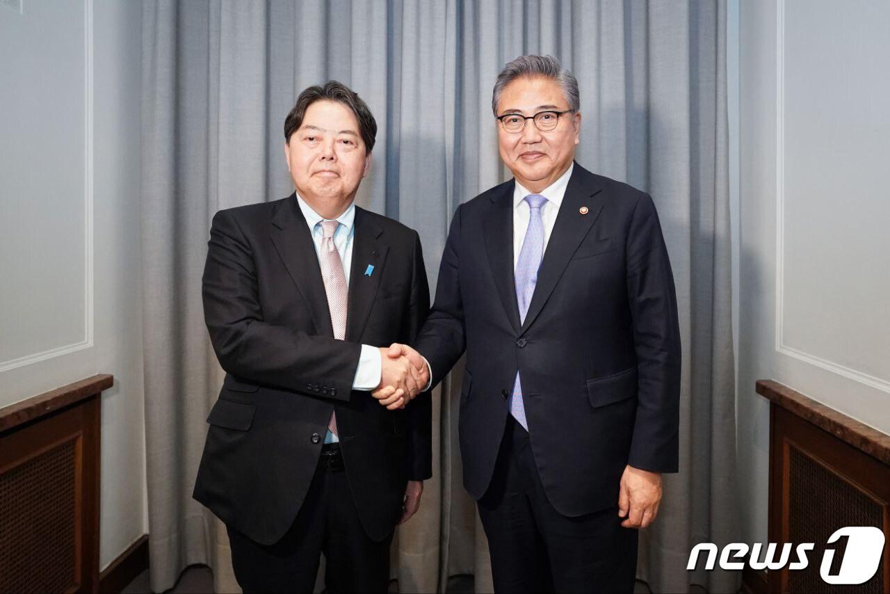 본문 이미지 - 박진 외교부 장관(오른쪽)과 하야시 요시마사 일본 외무상./뉴스1 ⓒ News1 신웅수 기자