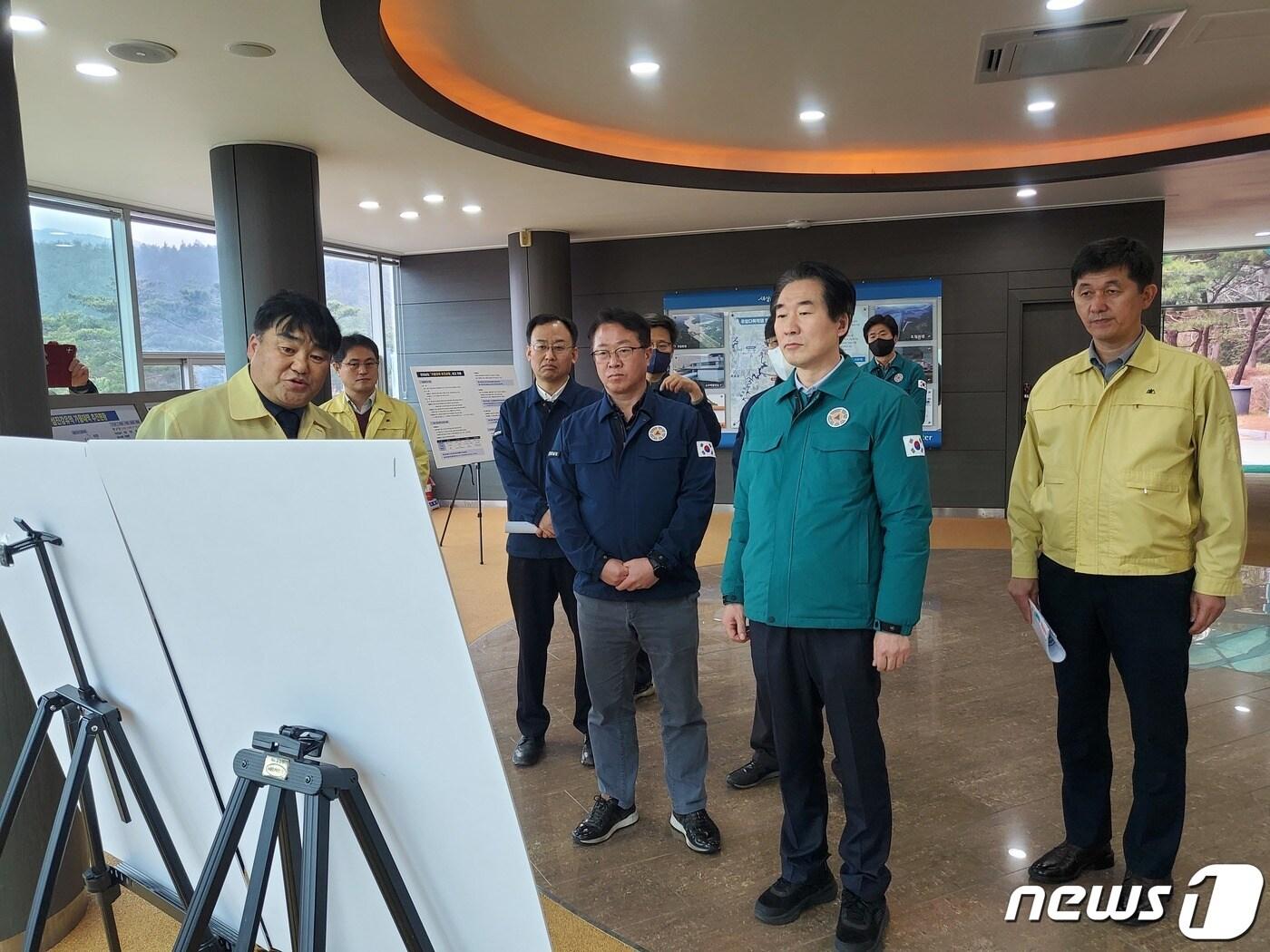 본문 이미지 - 김성호 행안부 재난안전관리 본부장과 문금주 전라남도 행정부지사가 지난 19일 가뭄 현장인 순천 주암댐을 방문, 주암댐 저수율 및 용수확보 대책, 전남도 가뭄대책 추진상황 등 현장 애로사항을 청취하고 있다.(전남도 제공) 