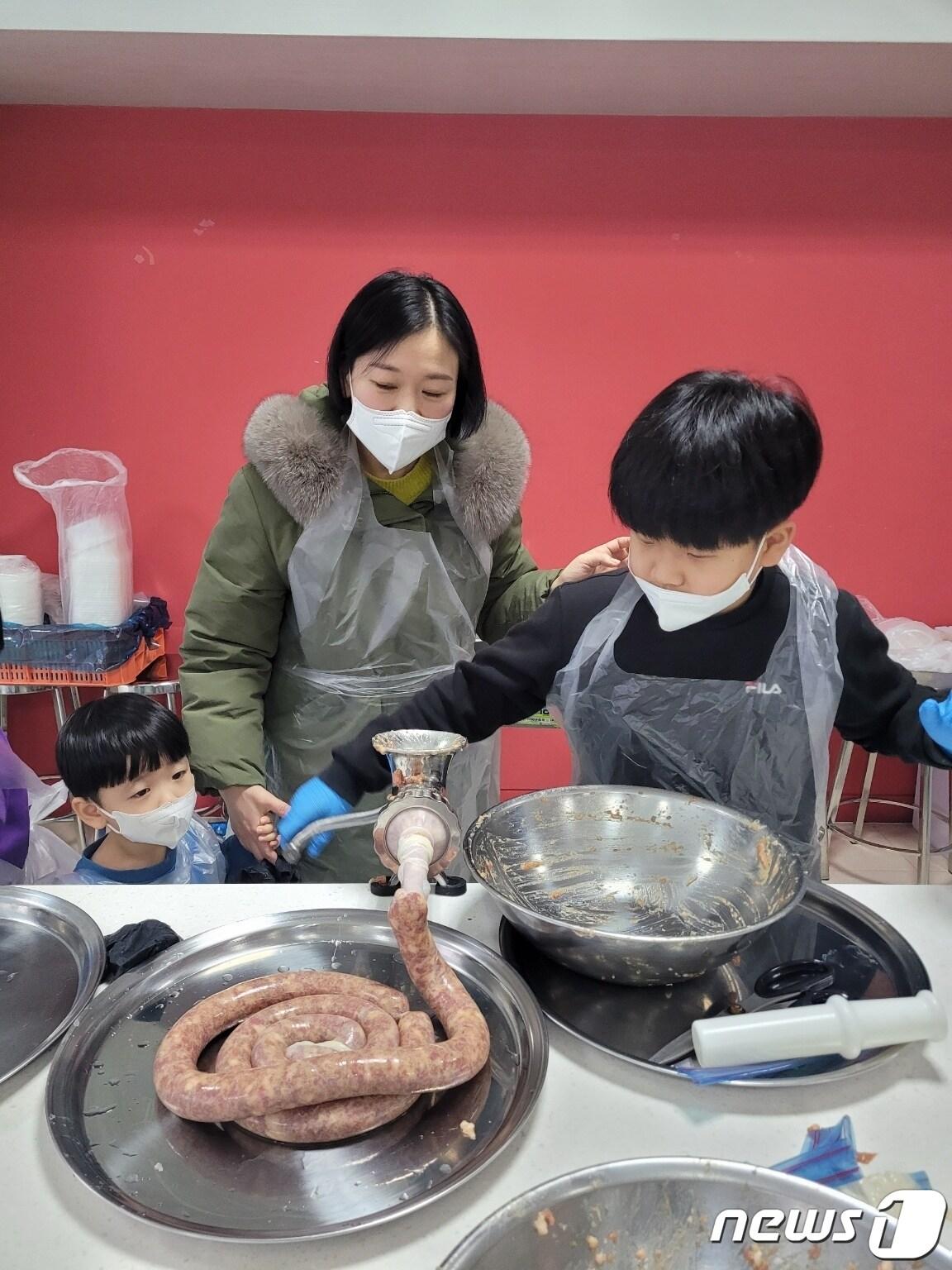 본문 이미지 - 29일 충북 음성군은 산업과 관광을 결합한 다양한 팩토리투어를 운영한다고 밝혔다. 사진은 ㈜에쓰푸드의 소시지 만들기 체험.(음성군 제공)2023.2.19/뉴스1