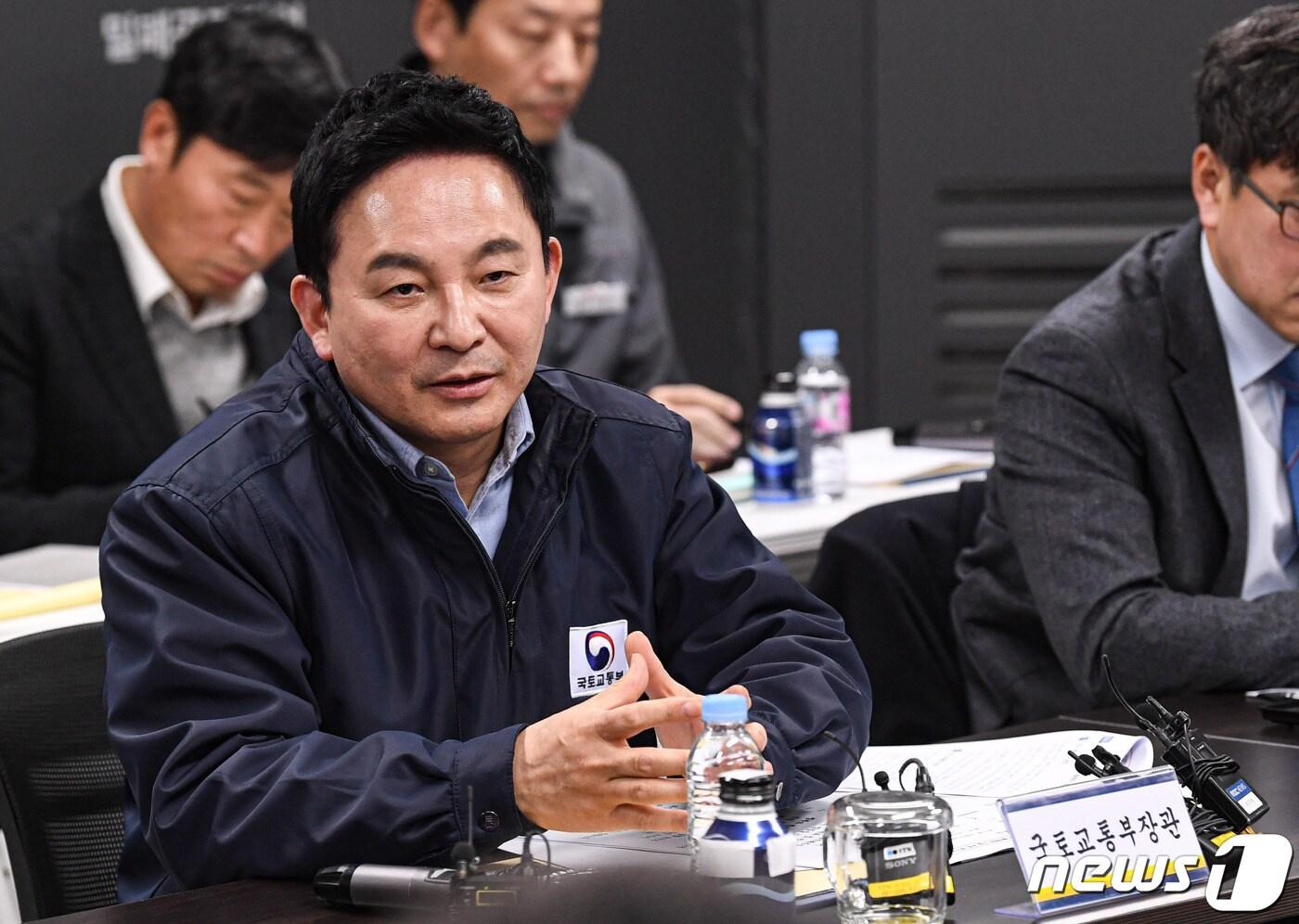 본문 이미지 - 원희룡 국토교통부 장관이 19일 서울 강남구 한 아파트 건설현장에서 열린 건설현장 불법행위 근절 건설사 간담회에서 발언하고 있다. (공동취재) 2023.2.19/뉴스1 ⓒ News1 신웅수 기자