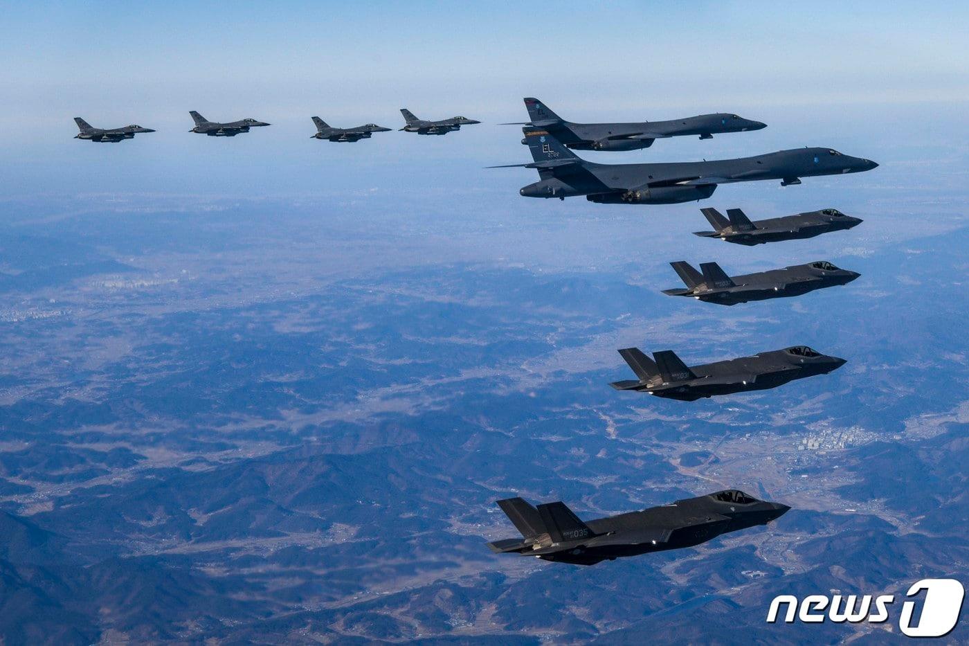 본문 이미지 - 한미 양국 군이 북한의 대륙간탄도미사일(ICBM) 도발 다음날인 19일 미 공군 전략폭격기 B-1B '랜서'를 전투기로 호위하는 방식으로 연합 편대비행을 하고 있다. 이날 비행엔 우리 공군에선 F-35A 스텔스 전투기와 F-15K 전투기가, 그리고 미군 측에선 B-1B 폭격기와 더불어 주한 미 공군의 F-16 전투기 등 총 10여대가 훈련에 참가한 것으로 알려졌다. (합참 제공) 2023.2.19/뉴스1