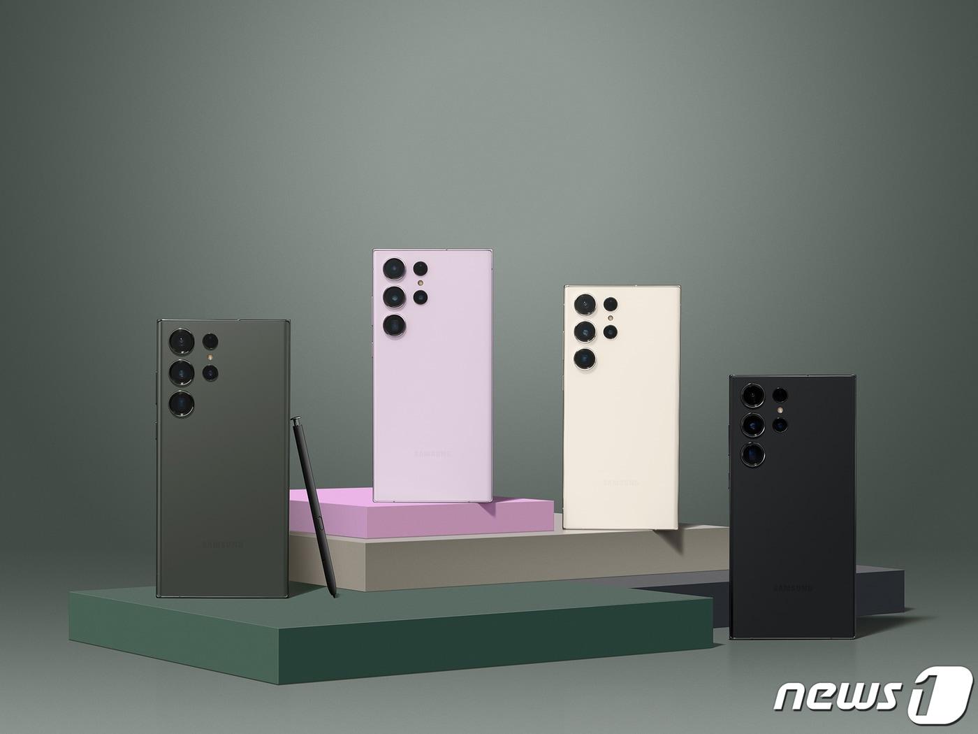 본문 이미지 - 삼성전자가 1일(현지시간) 미국 샌프란시스코 머소닉 오디토리움(Masonic Auditorium)에서 열린 ‘갤럭시 언팩 2023(Galaxy Unpacked 2023: Share the Epic)'에서 '갤럭시 S23 시리즈'를 공개했다. 왼쪽부터 그린, 라벤더, 크림, 팬텀블랙. (삼성전자 제공) 2023.2.2/뉴스1