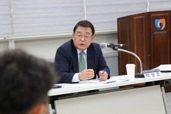 본문 이미지 - 박성효 소진공 이사장이 스마트상점 사업 간담회를 진행하고 있다. (소진공 제공)