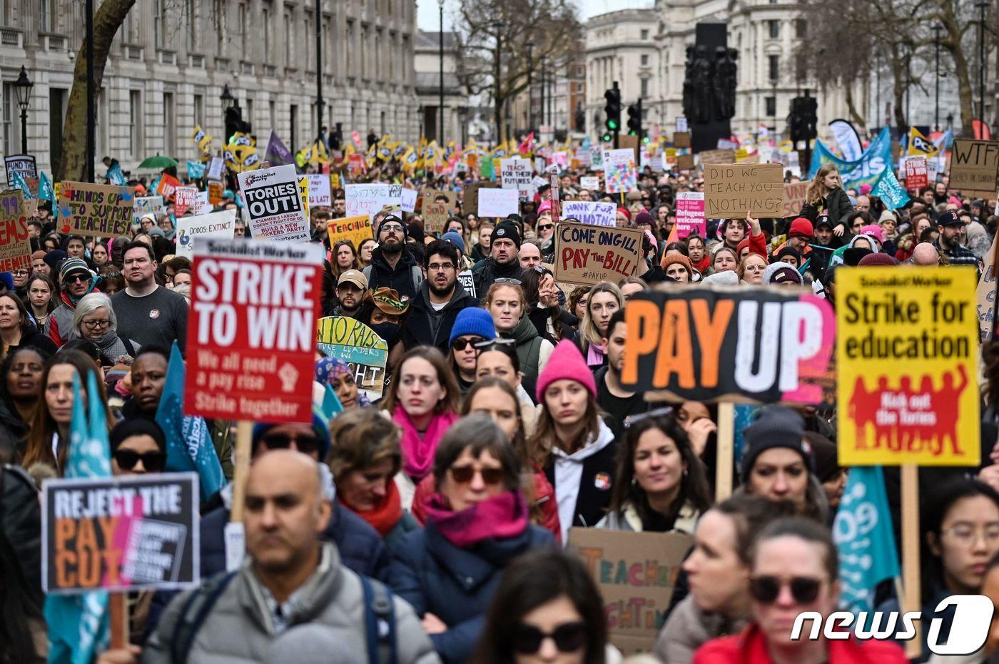 1일(현지시간) 파업에 나선 교사들이 영국 런던 시 한복판을 가로지르고 있다. ⓒ AFP=뉴스1 ⓒ News1 강민경 기자