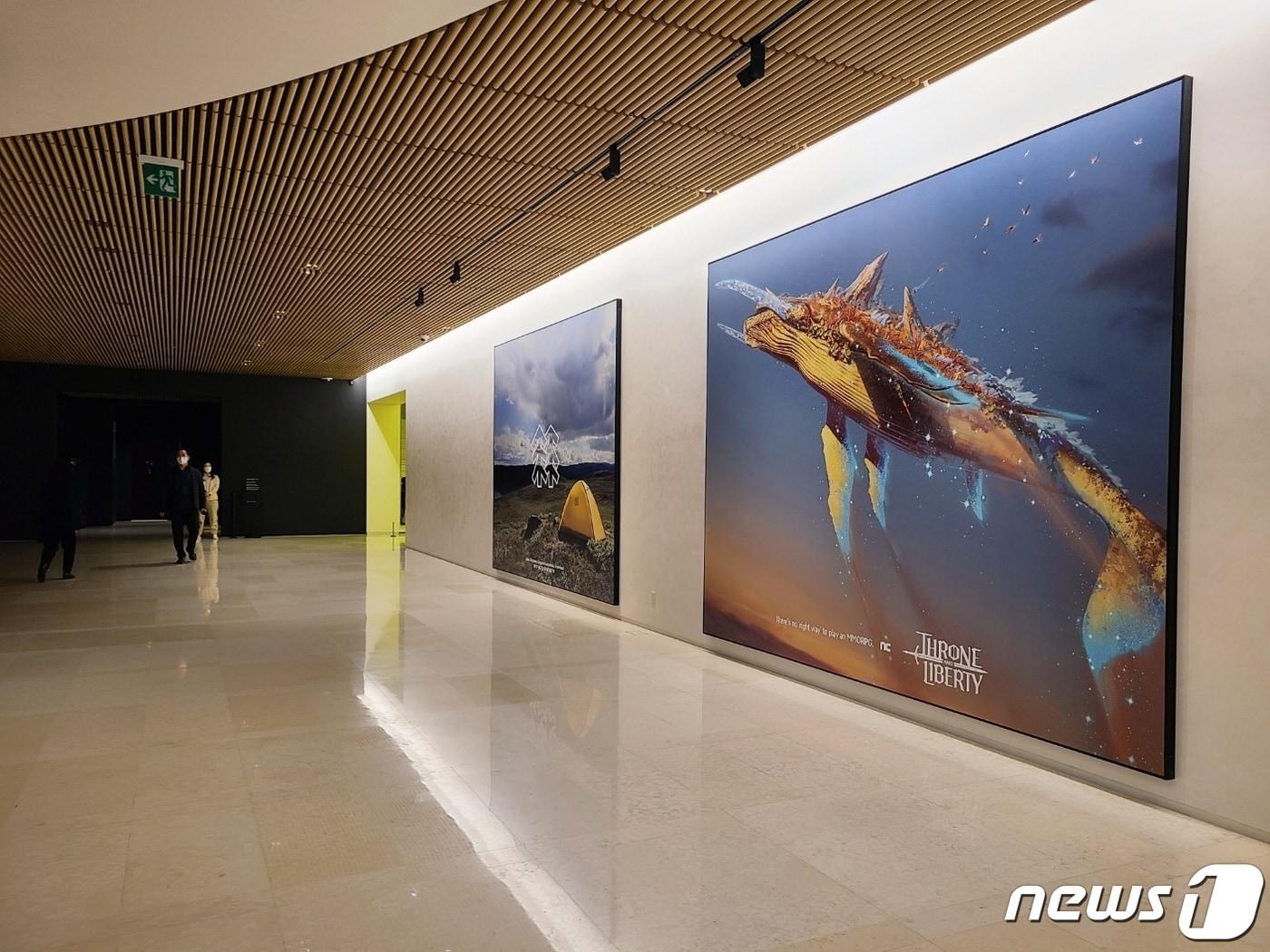 본문 이미지 - 2일 서울 용산구 리움미술관에서 열리고 있는 마우리치오 카텔란 기획전 'WE'에 ‘THRONE AND LIBERTY(쓰론 앤 리버티) 원화가 게재돼 있다. ‘THRONE AND LIBERTY’는 엔씨소프트가 올해 상반기 글로벌 출시를 계획하고 있는 신작 게임이다. 원화 속 거대한 고래는 ‘기간트리테’라는 신수(神獸)로, 하늘을 유영하는 이동체다. 이번 전시는 무료로 오는 7월 16일까지 이어진다. (엔씨소프트 제공) 2023.2.2/뉴스1