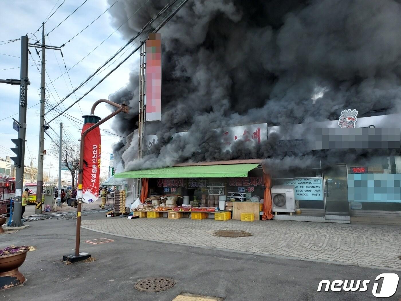 본문 이미지 - 2일 오전 10시19분께 전북 군산시 소룡동의 한 의류매장에서 불이났다.(전북소방본부 제공)2023.2.2/뉴스1