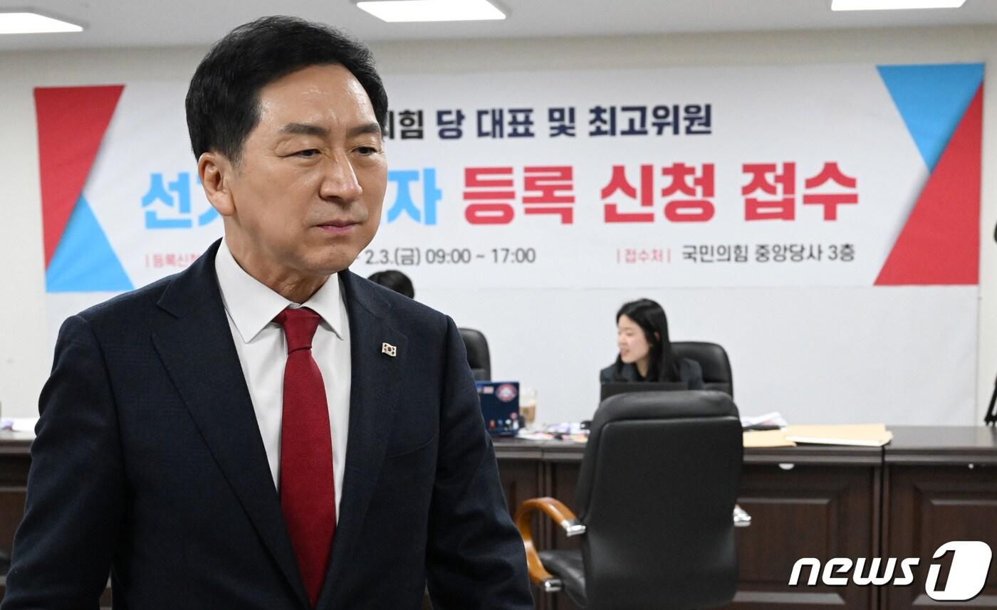 본문 이미지 - 국민의힘 당권 주자인 김기현 의원이 2일 서울 여의도 중앙당사에서 당대표 후보 등록을 마친 후 이동하고 있다. (공동취재) 2023.2.2/뉴스1 ⓒ News1 유승관 기자