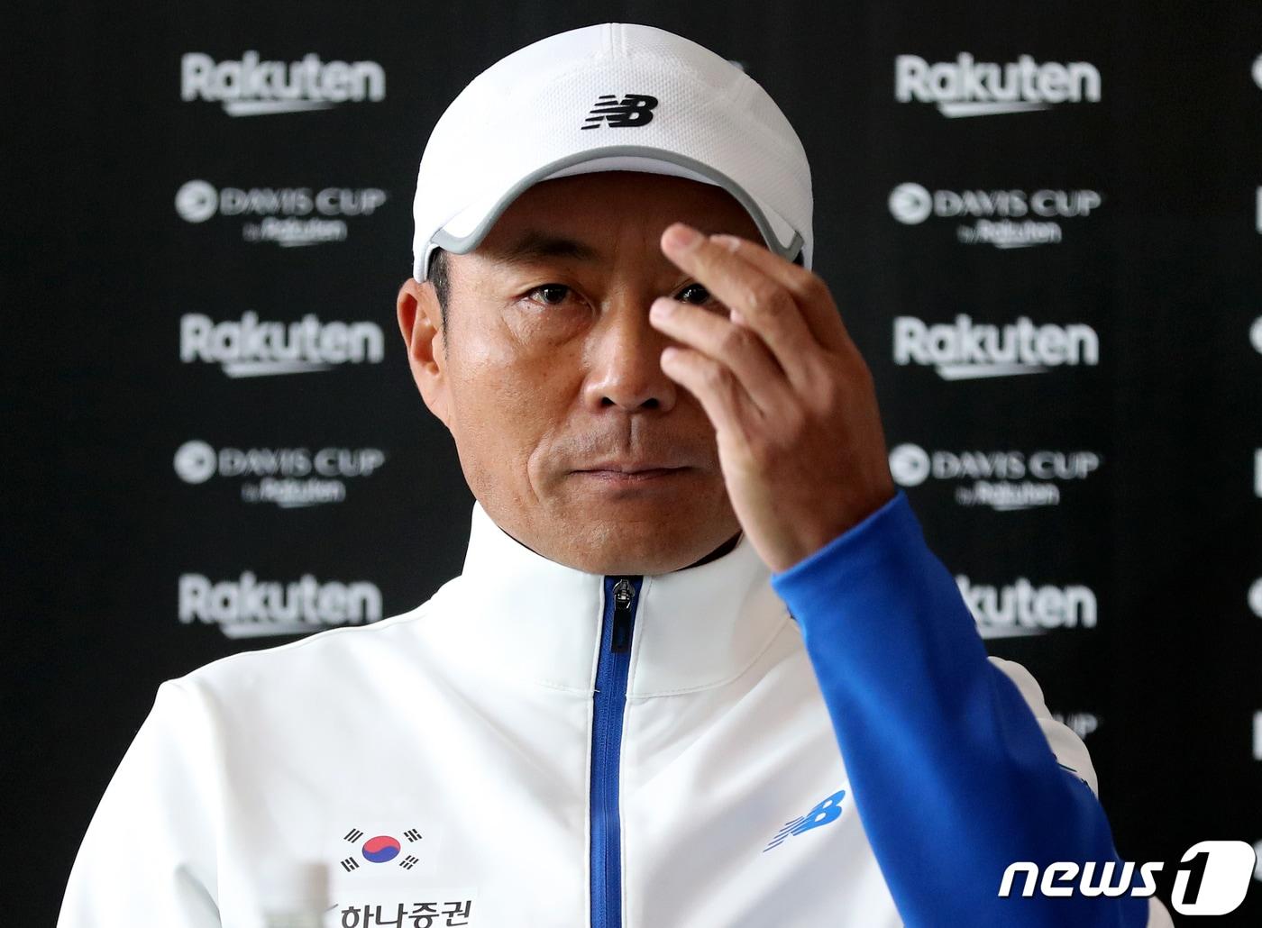 본문 이미지 - 2023 데이비스컵 최종본선진출전 벨기에와의 경기에 출전하는 한국 테니스 대표팀의 박승규 감독이 2일 오후 서울 송파구 올림픽공원 실내 테니스 코트에서 기자회견을 하고 있다. 2023.2.2/뉴스1 ⓒ News1 김진환 기자