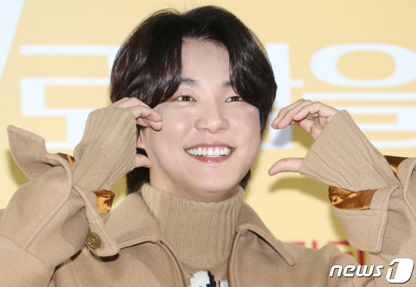 본문 이미지 - 배우 윤신윤이 2일 서울 광진구 롯데시네마 건대입구에서 열린 영화 '우리 사랑이 향기로 남을 때'(감독 임성용) 언론시사회에서 포즈를 취하고 있다. '우리 사랑이 향기로 남을 때'는 일도 연애도 마음 같지 않은 창수(윤시윤 분)와 모든 걸 가졌지만 연애는 쉽지 않은 아라(설인아 분), 두 사람의 앞에 사랑에 빠지게 만드는 향수가 등장하며 펼쳐지는 마법 같은 로맨스 작품이다. 2023.2.2/뉴스1 ⓒ News1 권현진 기자