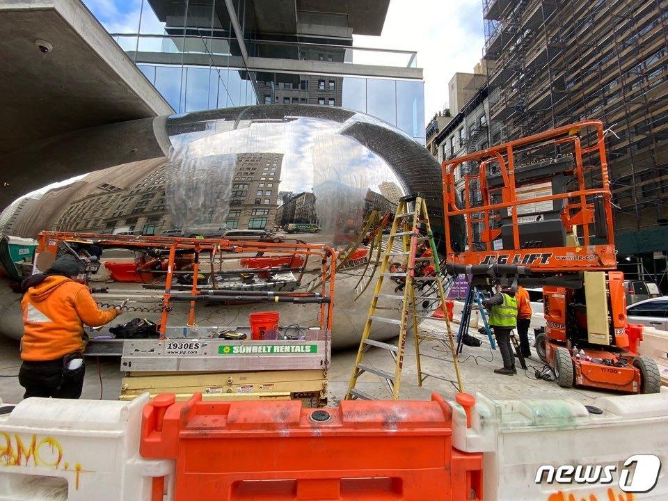 본문 이미지 - &#39;땅콩’&#39;&#40;The Bean&#41;으로 잘 알려진 시카고의 상징 &#39;클라우드 게이트&#39;의 작은 버전이 뉴욕에서 지난달 31일 공개됐다. 사진은 공사 당시 현장 모습.&#40;사진=Architext14 트위터 갈무리&#41;