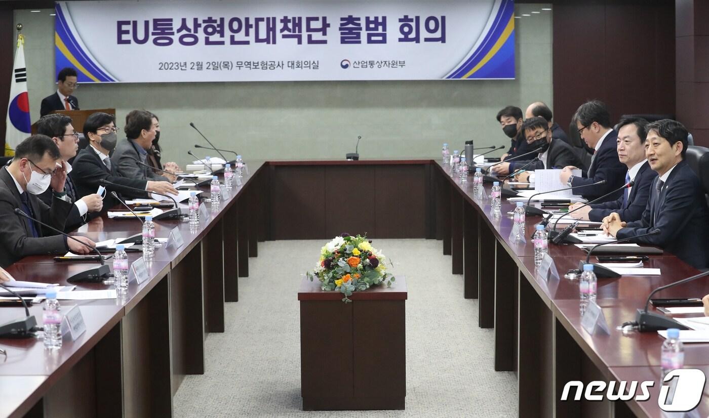 본문 이미지 - 안덕근 통상교섭본부장이 2일 오후 서울 종로구 무역보험공사에서 열린 'EU통상현안대책단 출범회의'에서 발언을 하고 있다. 2023.2.2/뉴스1 ⓒ News1 ,송원영 기자