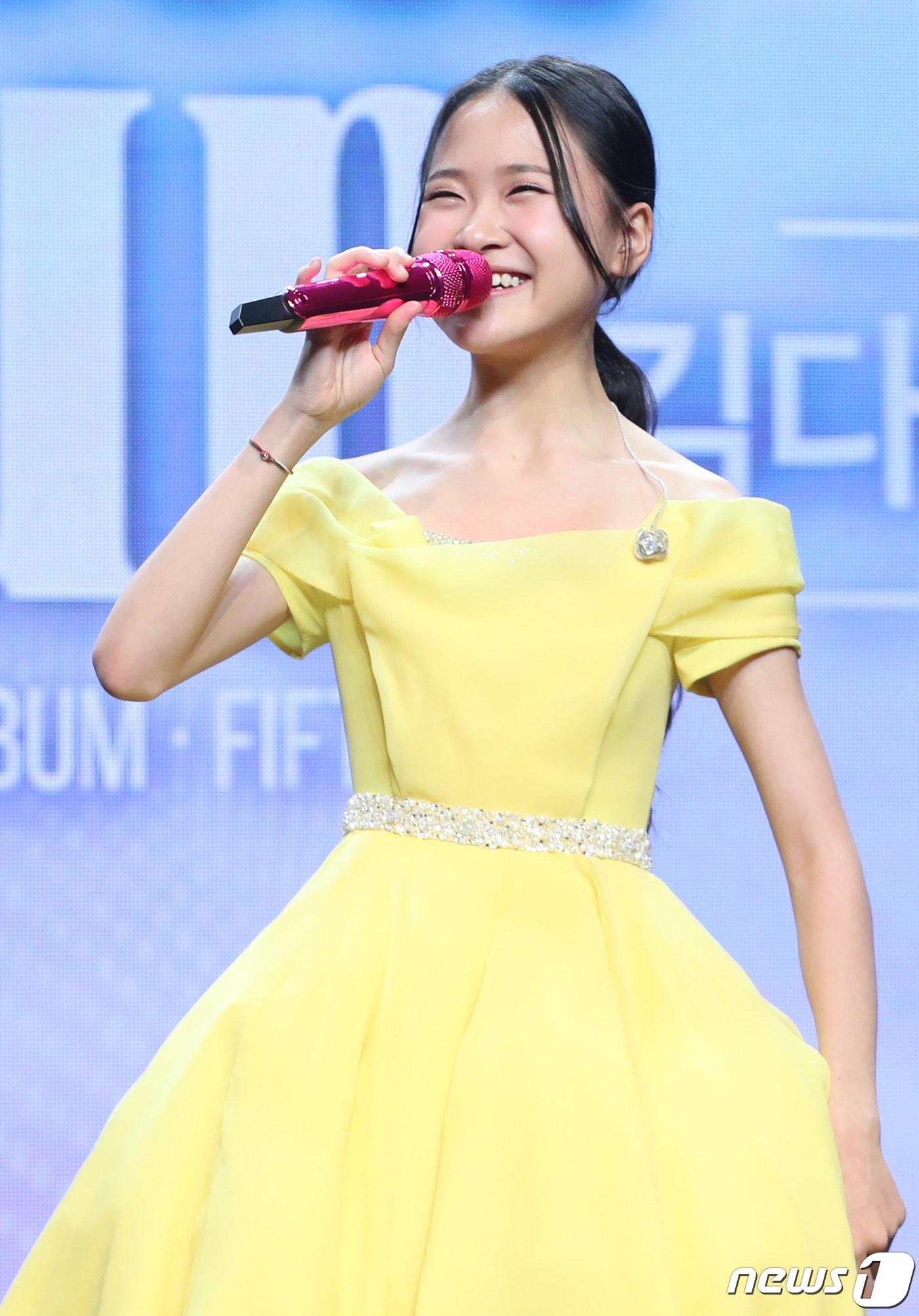 본문 이미지 - 가수 김다현이 2일 서울 강남구 일지아트홀에서 가진 2집 정규 앨범 &#39;열다섯&#39; 발매 쇼케이스에서 인사말을 하고 있다. 2023.2.2/뉴스1 ⓒ News1 권현진 기자