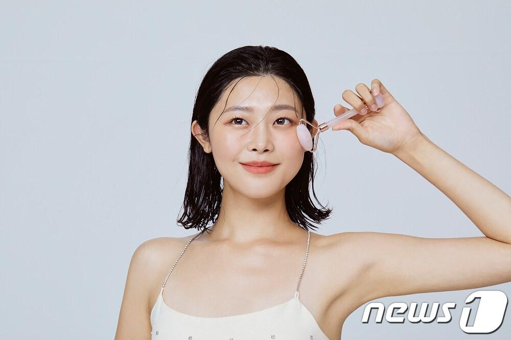 본문 이미지 - 어려 보이려면 먼저 얼굴의 처진 피부와 깊은 주름을 없애야 한다고 생각할 수 있으나 과도하게 축적된 지방을 걷어내는 작업이 필요하다는 전문가 조언이 2일 제시됐다./365mc 제공