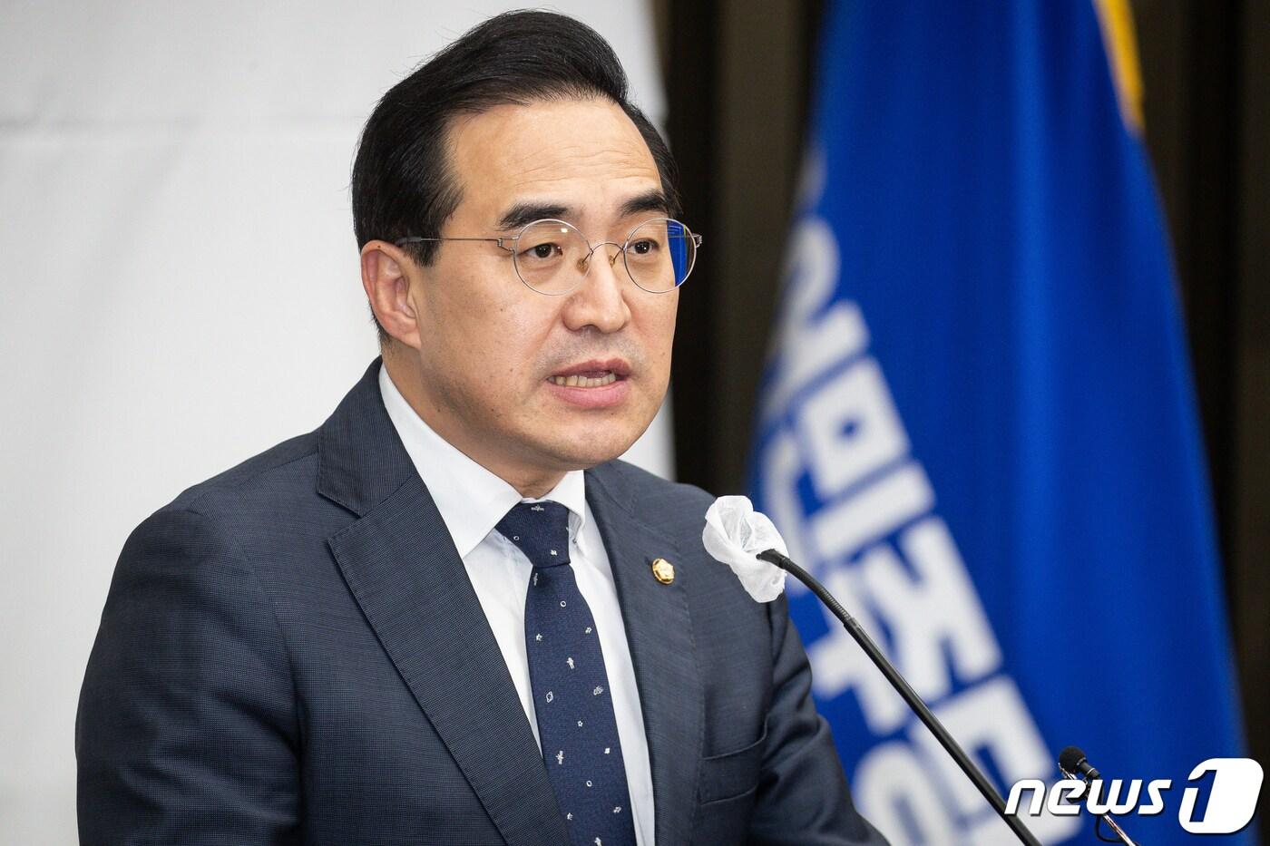 본문 이미지 - 박홍근 더불어민주당 원내대표가 2일 서울 여의도 국회에서 열린 의원총회에서 인사말을 하고 있다. 2023.2.2/뉴스1 ⓒ News1 유승관 기자