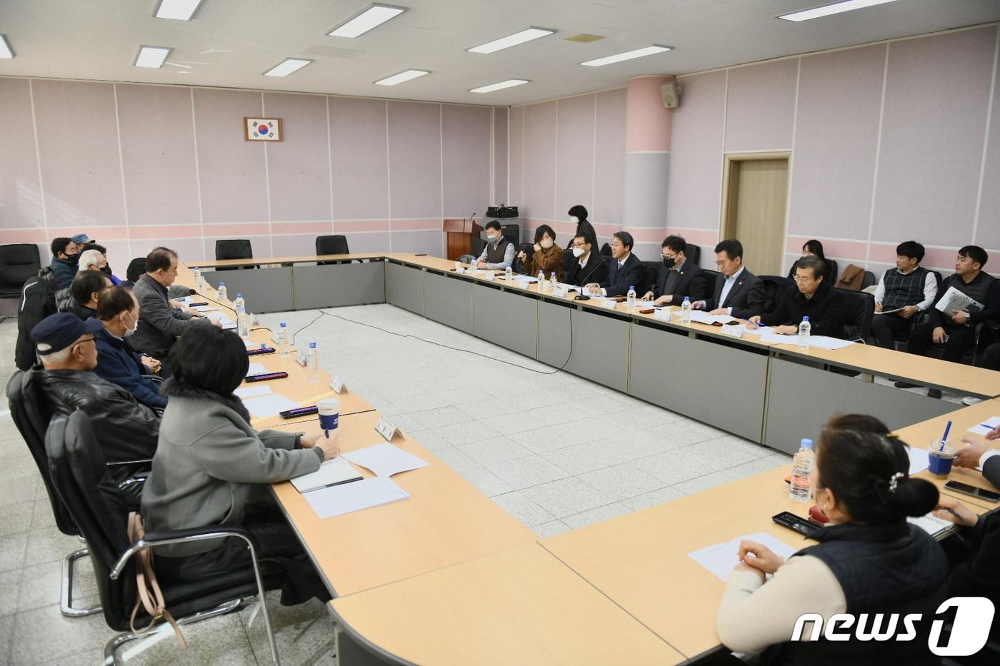 본문 이미지 - 속초 장사동 군 통시시설 제한보호구역 관련 주민 간담회.(속초시 제공) 2023.2.2/뉴스1