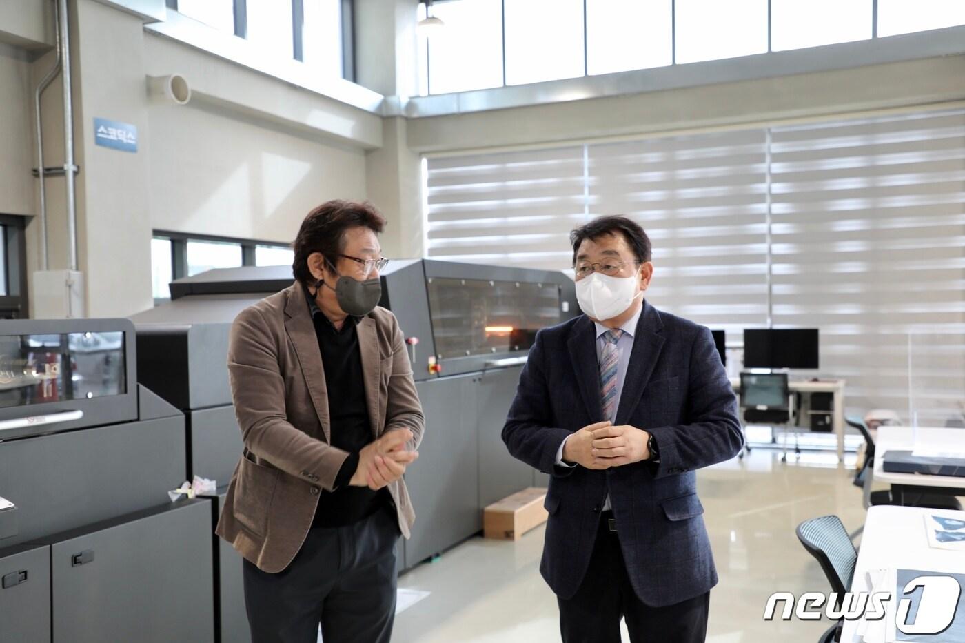 박성효 소상공인시장진흥공단 이사장(오른쪽)(소상공인시장진흥공단 제공) 2023.2.2/뉴스1